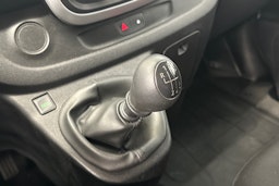 valkoinen Renault Trafic 2018 kuva 23.