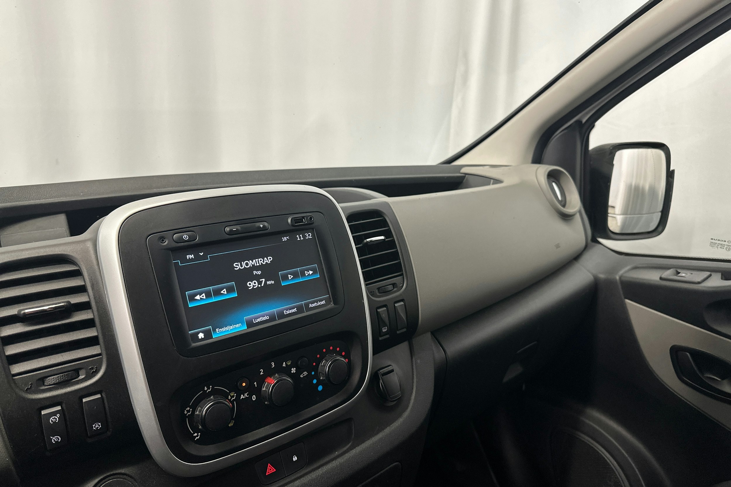 valkoinen Renault Trafic 2018 kuva 24.