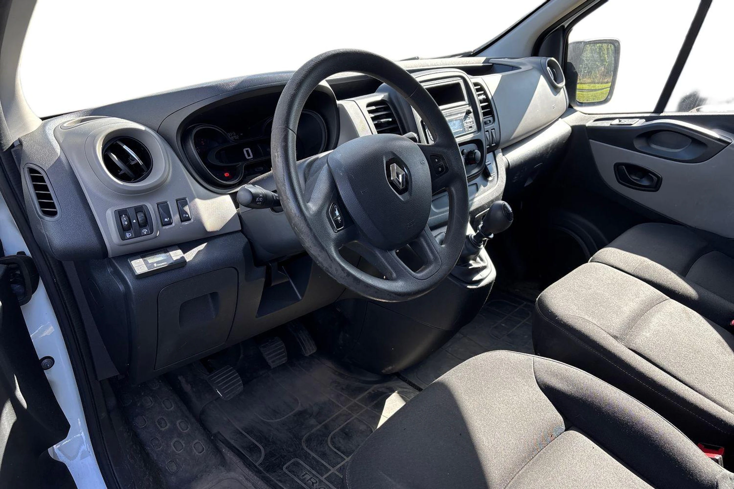 valkoinen Renault Trafic 2018 kuva 3.