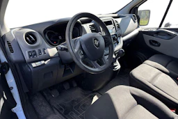 valkoinen Renault Trafic 2018 kuva 3.