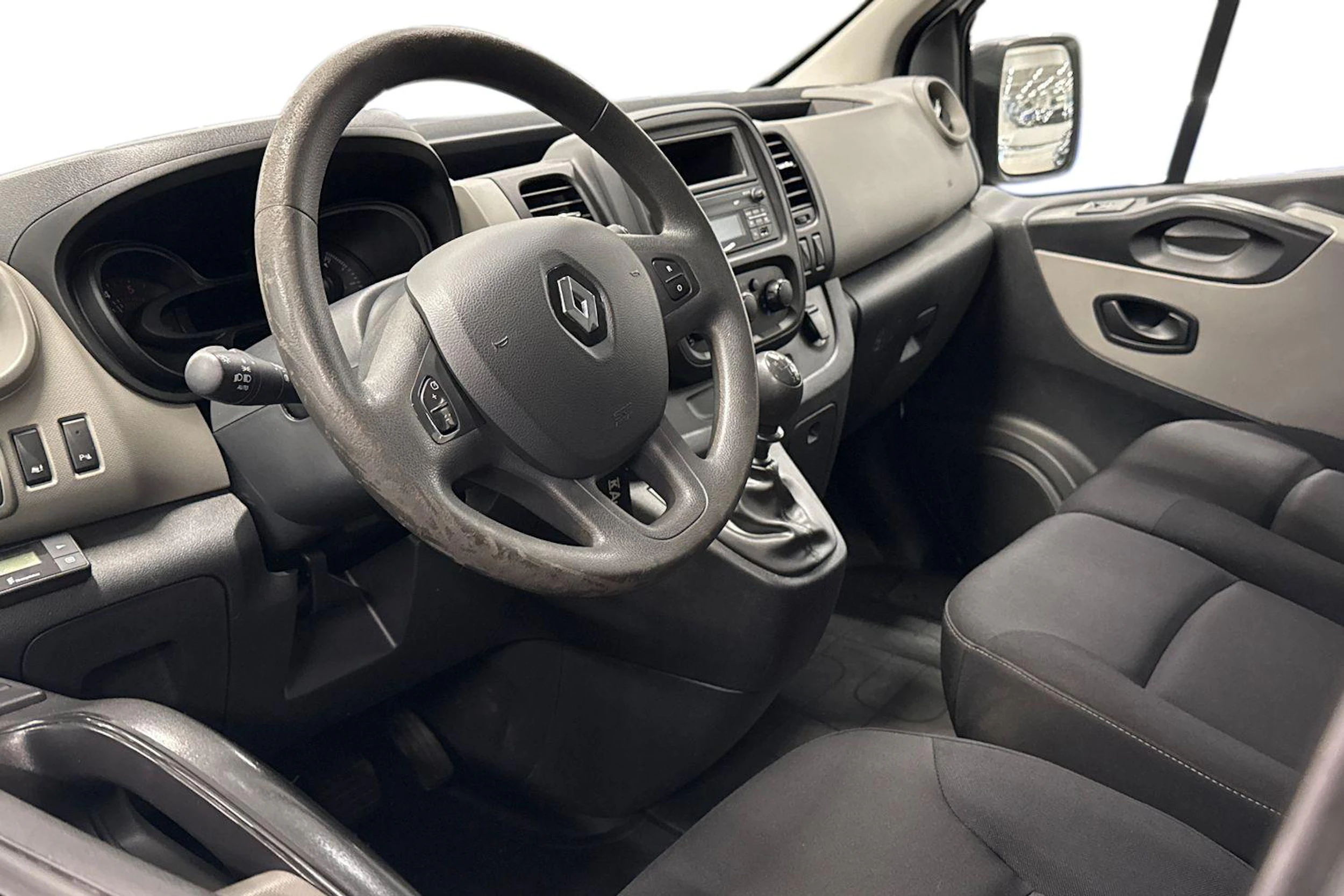 valkoinen Renault Trafic 2018 kuva 8.