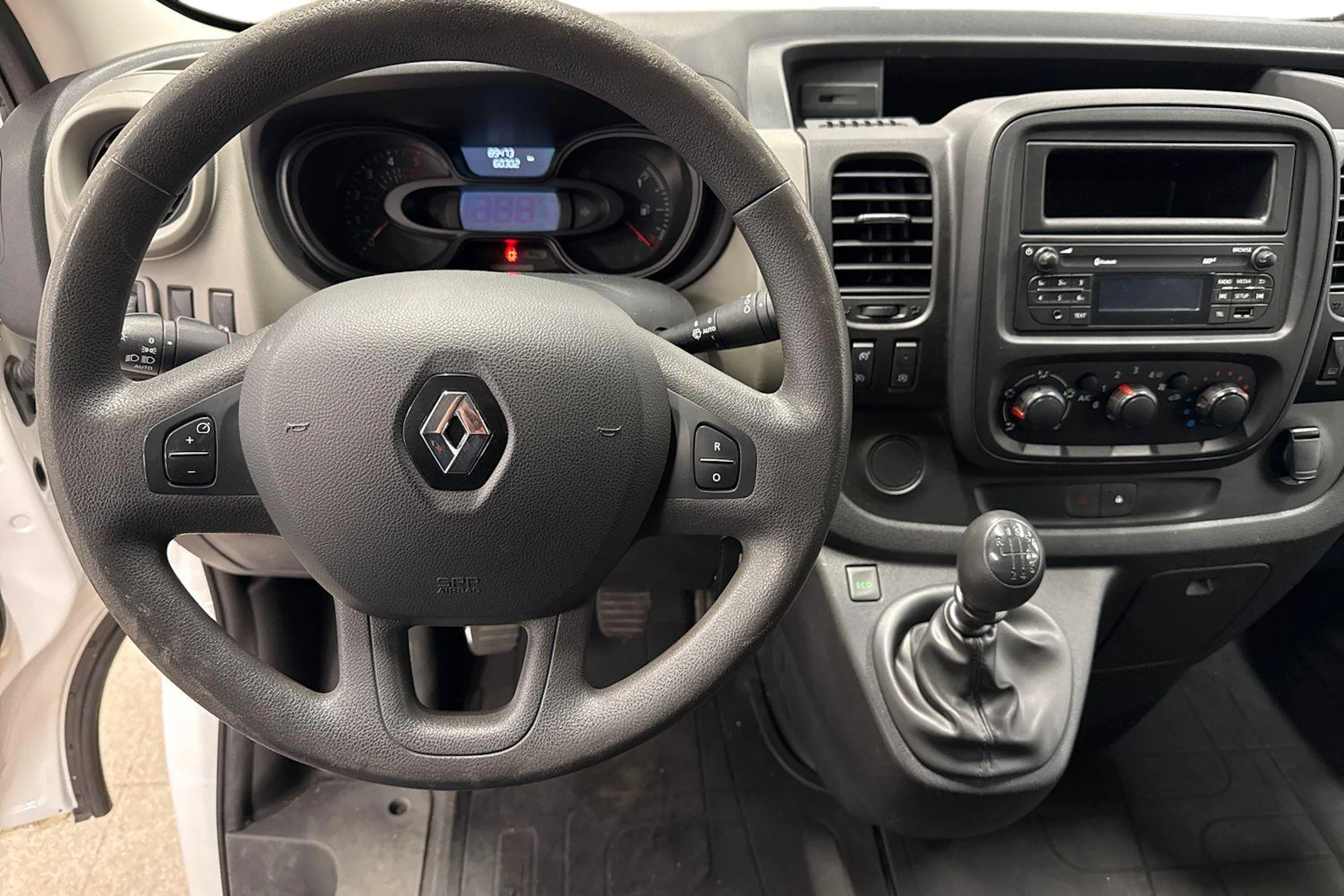 valkoinen Renault Trafic 2018 kuva 9.