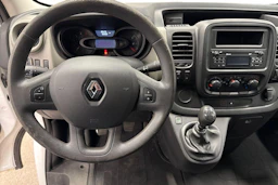 valkoinen Renault Trafic 2018 kuva 9.