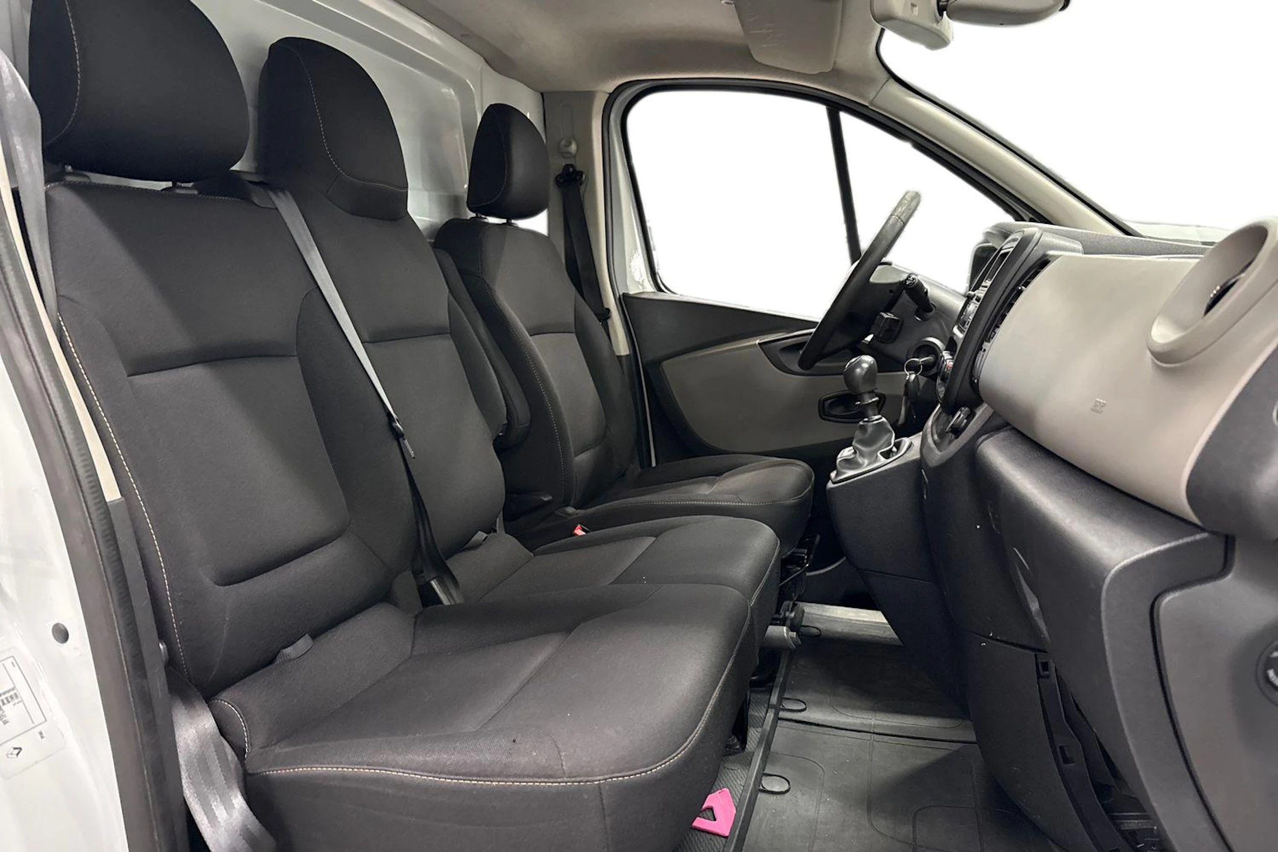 valkoinen Renault Trafic 2018 kuva 11.