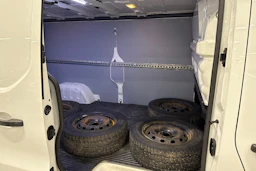 valkoinen Renault Trafic 2018 kuva 13.