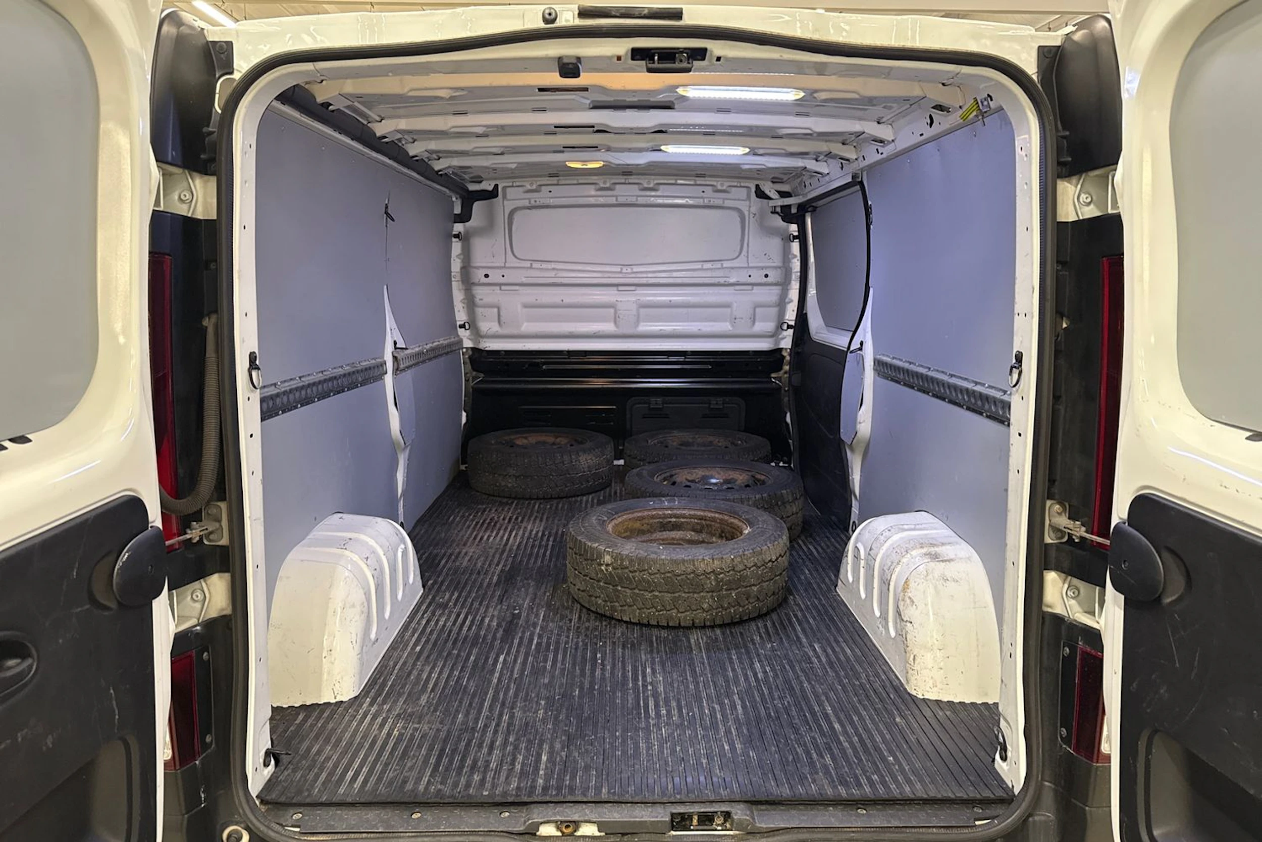 valkoinen Renault Trafic 2018 kuva 15.
