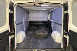 valkoinen Renault Trafic 2018 kuva 15.
