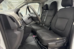 valkoinen Renault Trafic 2018 kuva 16.