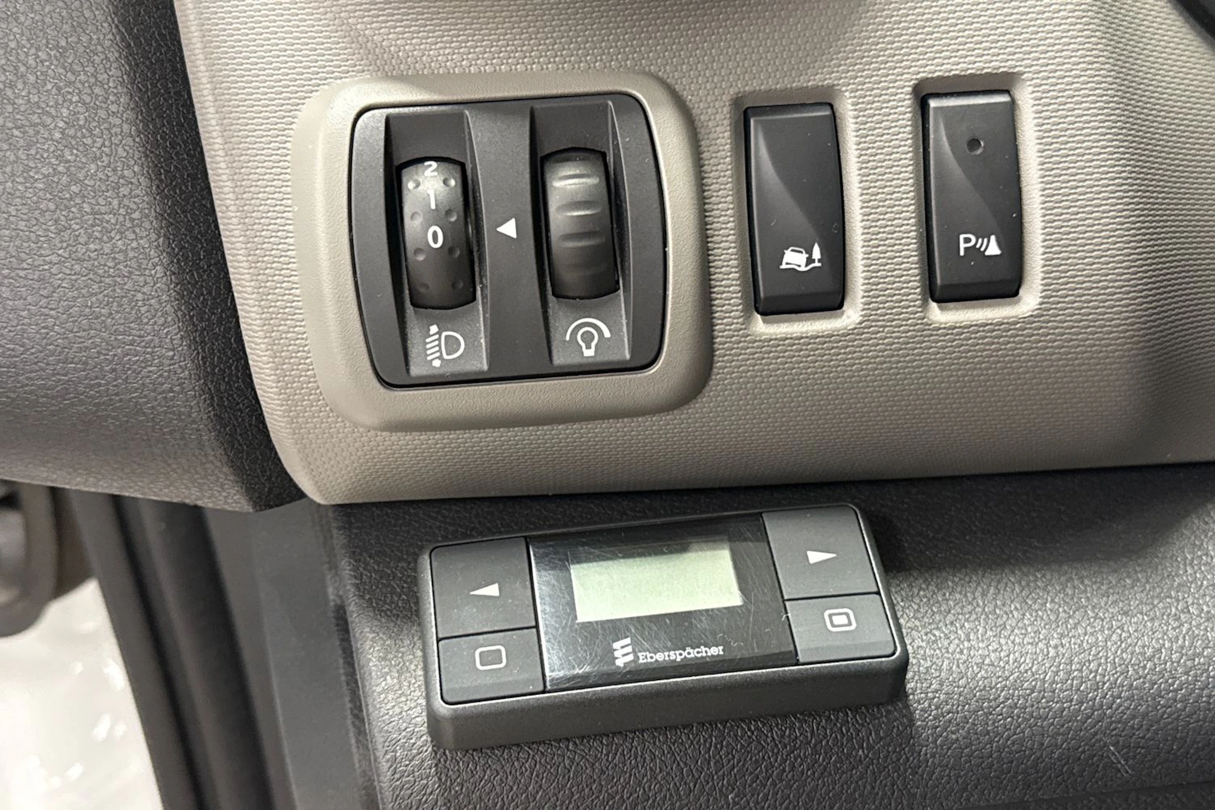valkoinen Renault Trafic 2018 kuva 19.