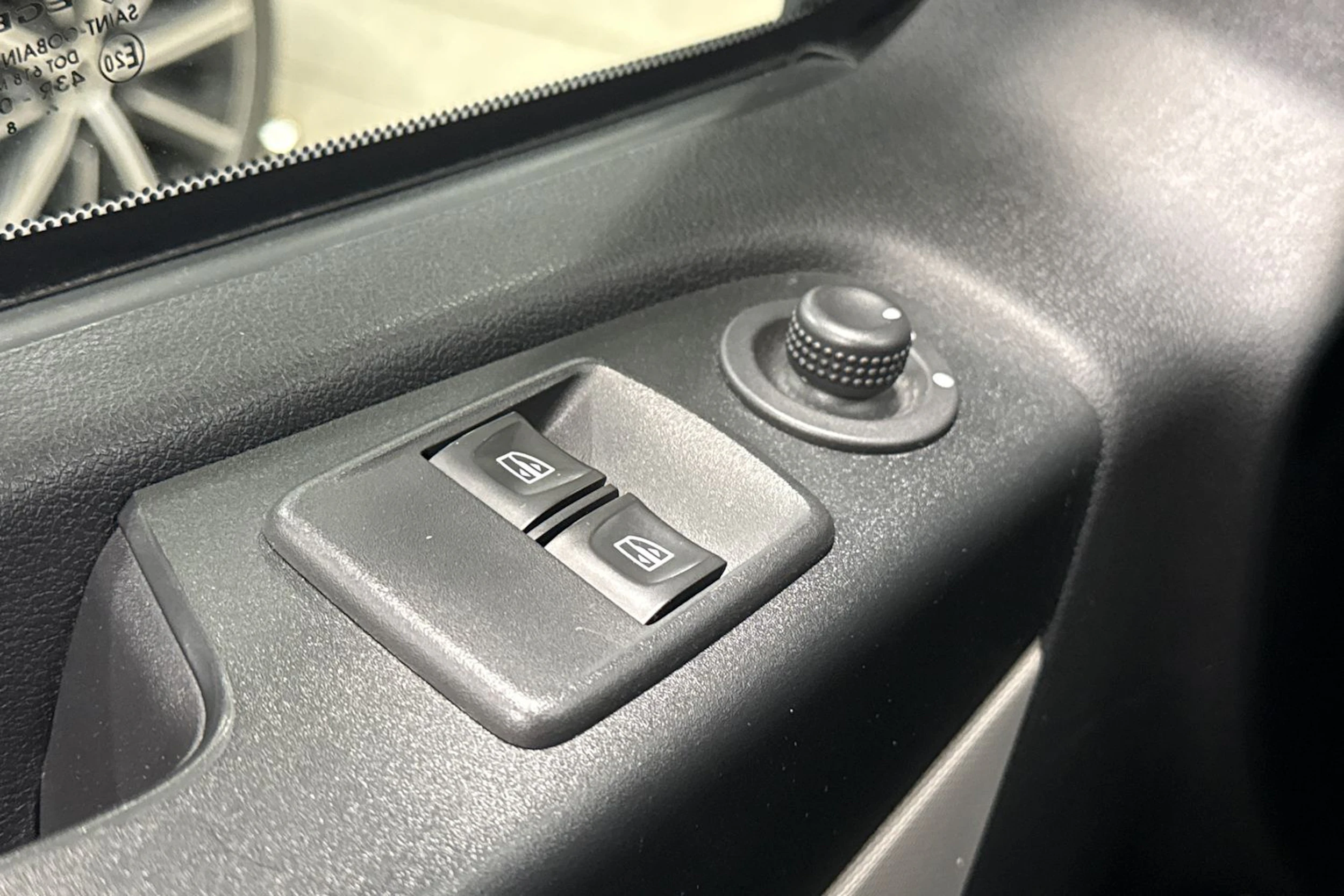 valkoinen Renault Trafic 2018 kuva 20.