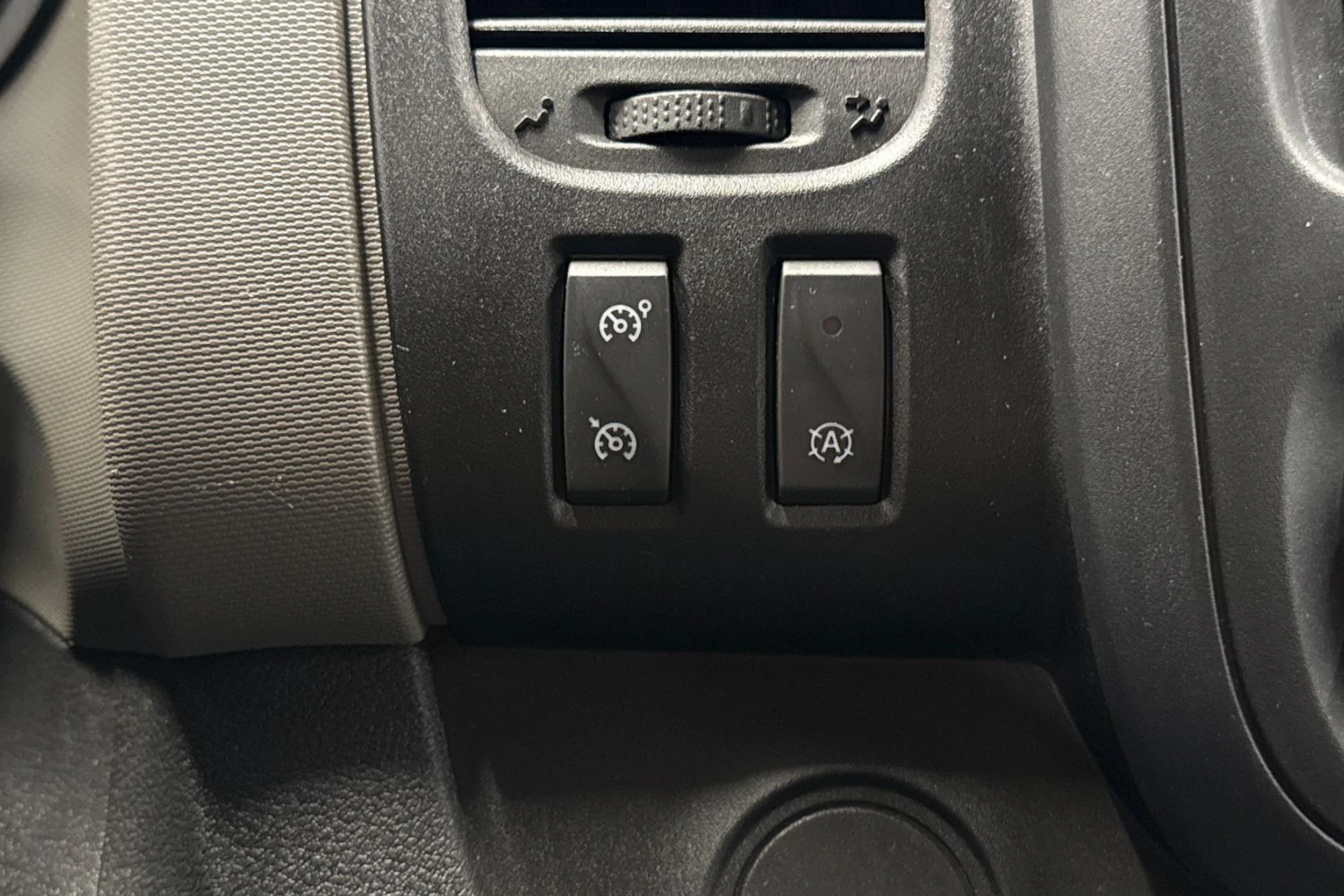 valkoinen Renault Trafic 2018 kuva 21.
