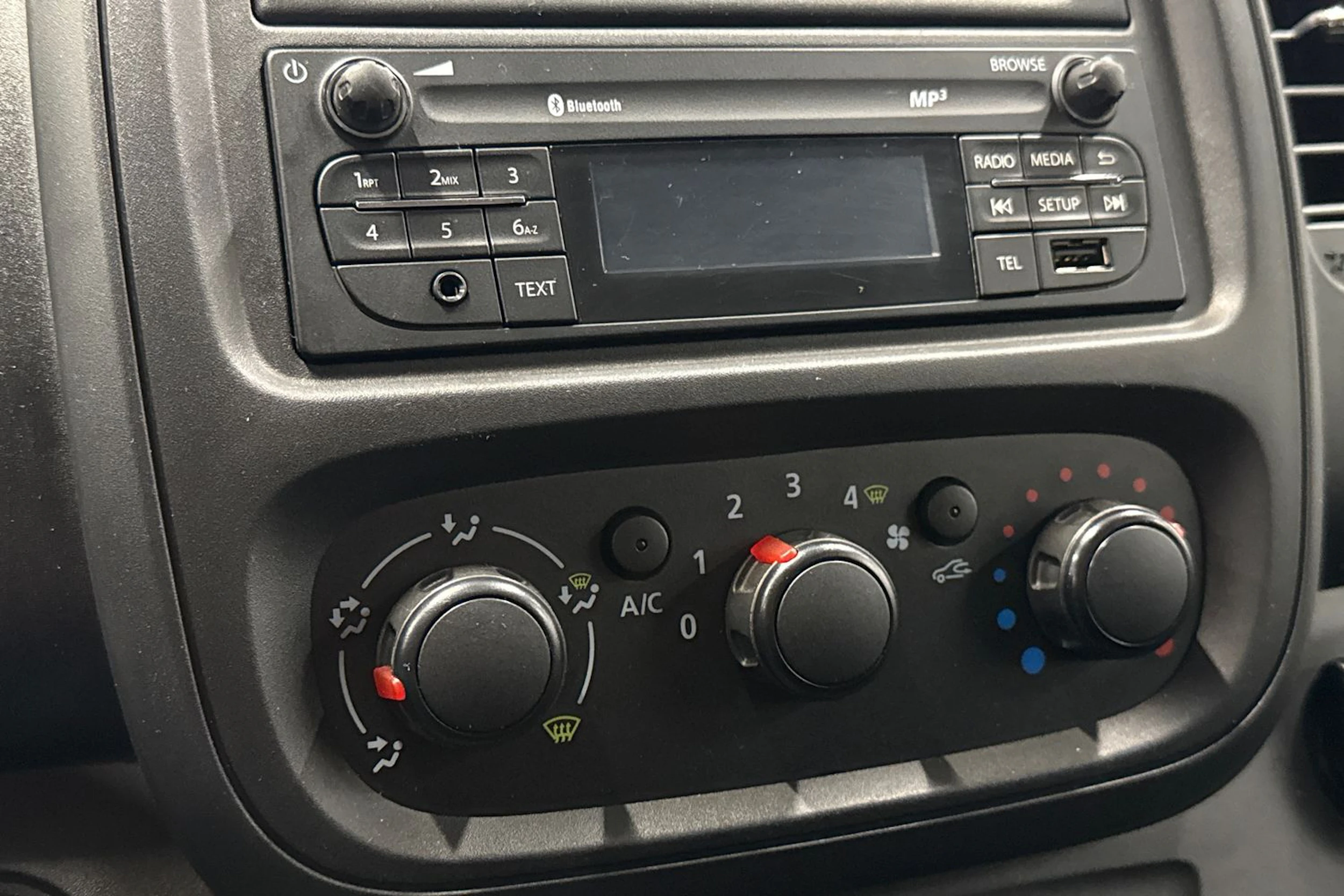 valkoinen Renault Trafic 2018 kuva 22.