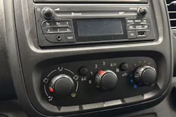 valkoinen Renault Trafic 2018 kuva 22.
