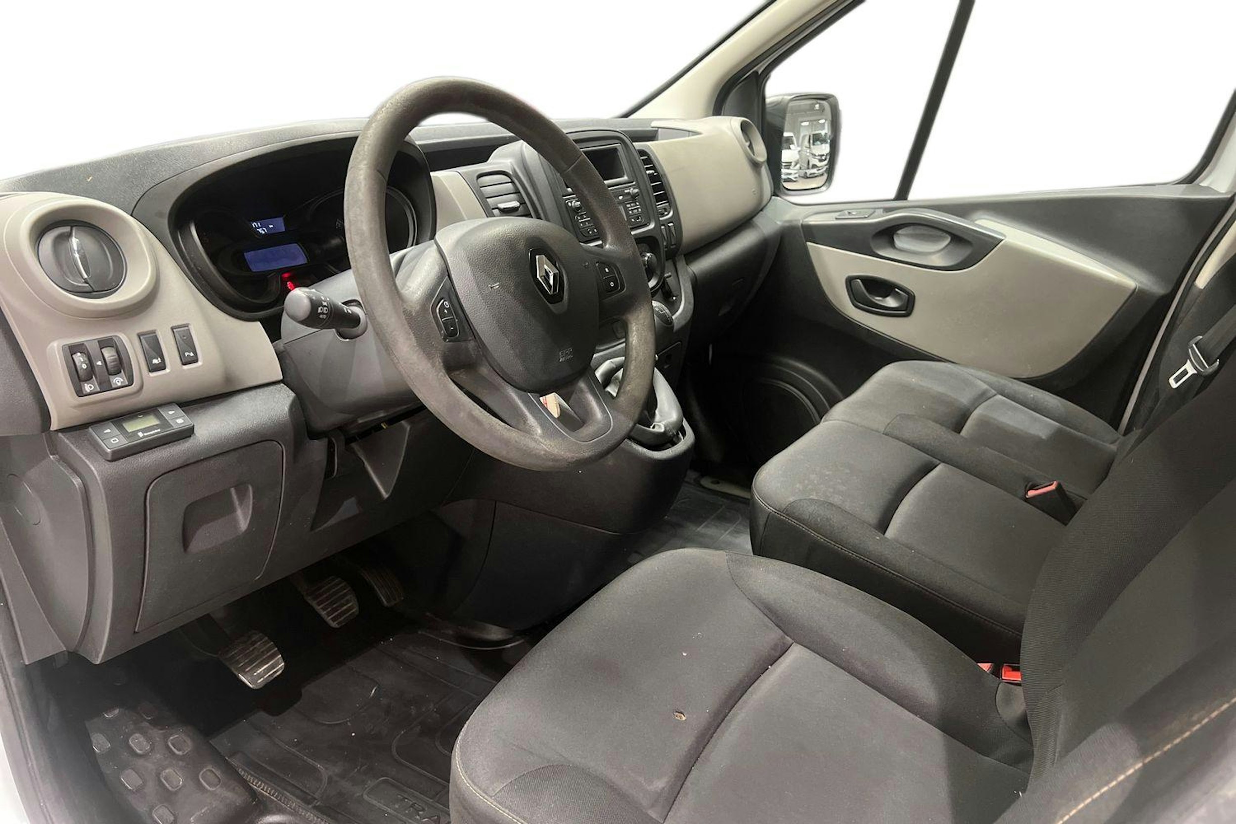 Valkoinen Renault Trafic 2018 kuva 8.