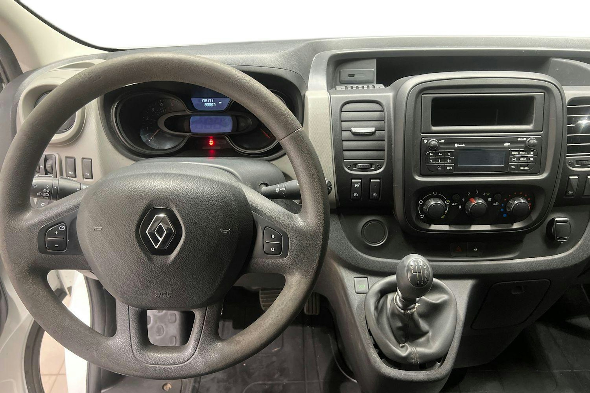Valkoinen Renault Trafic 2018 kuva 9.