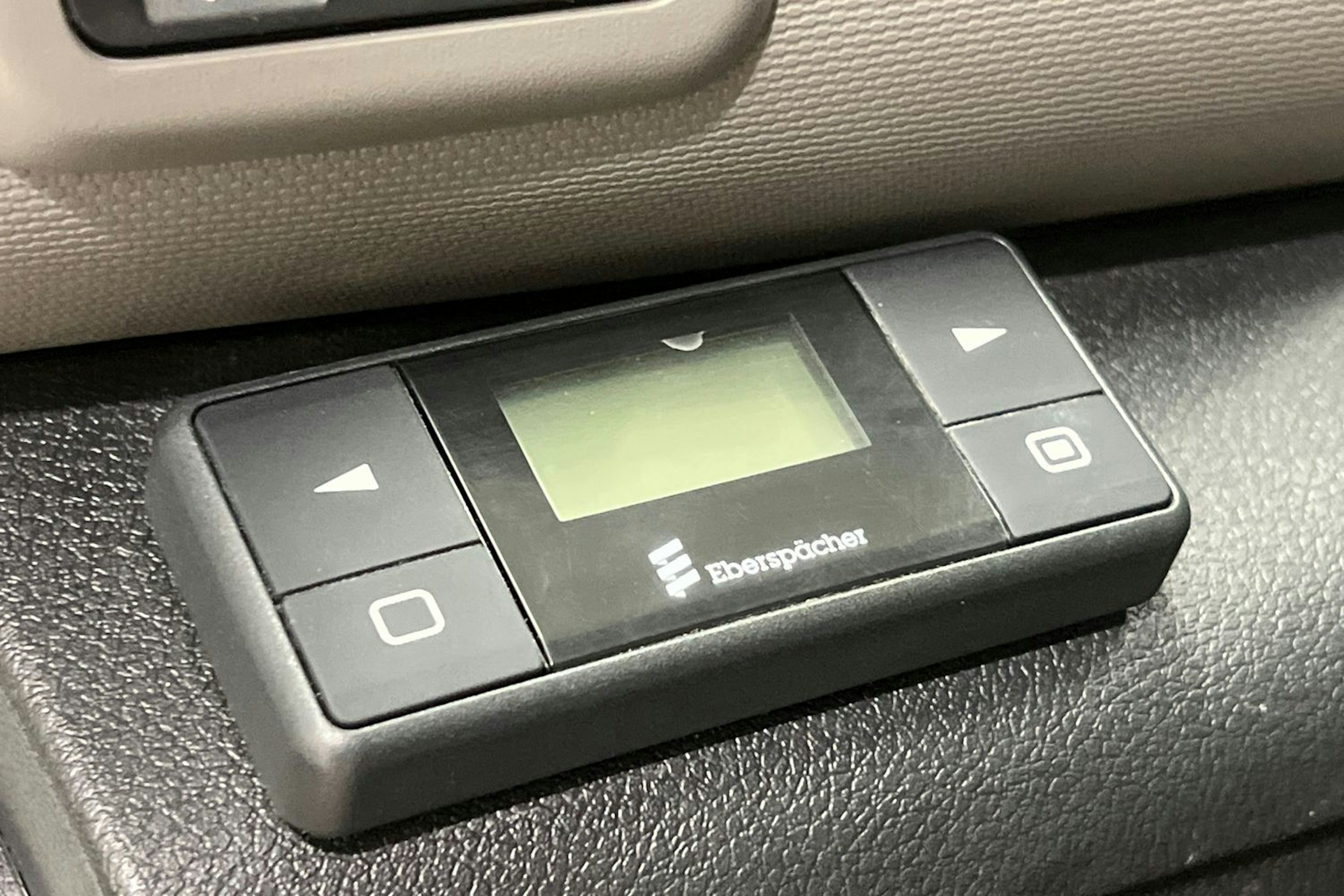 Valkoinen Renault Trafic 2018 kuva 15.