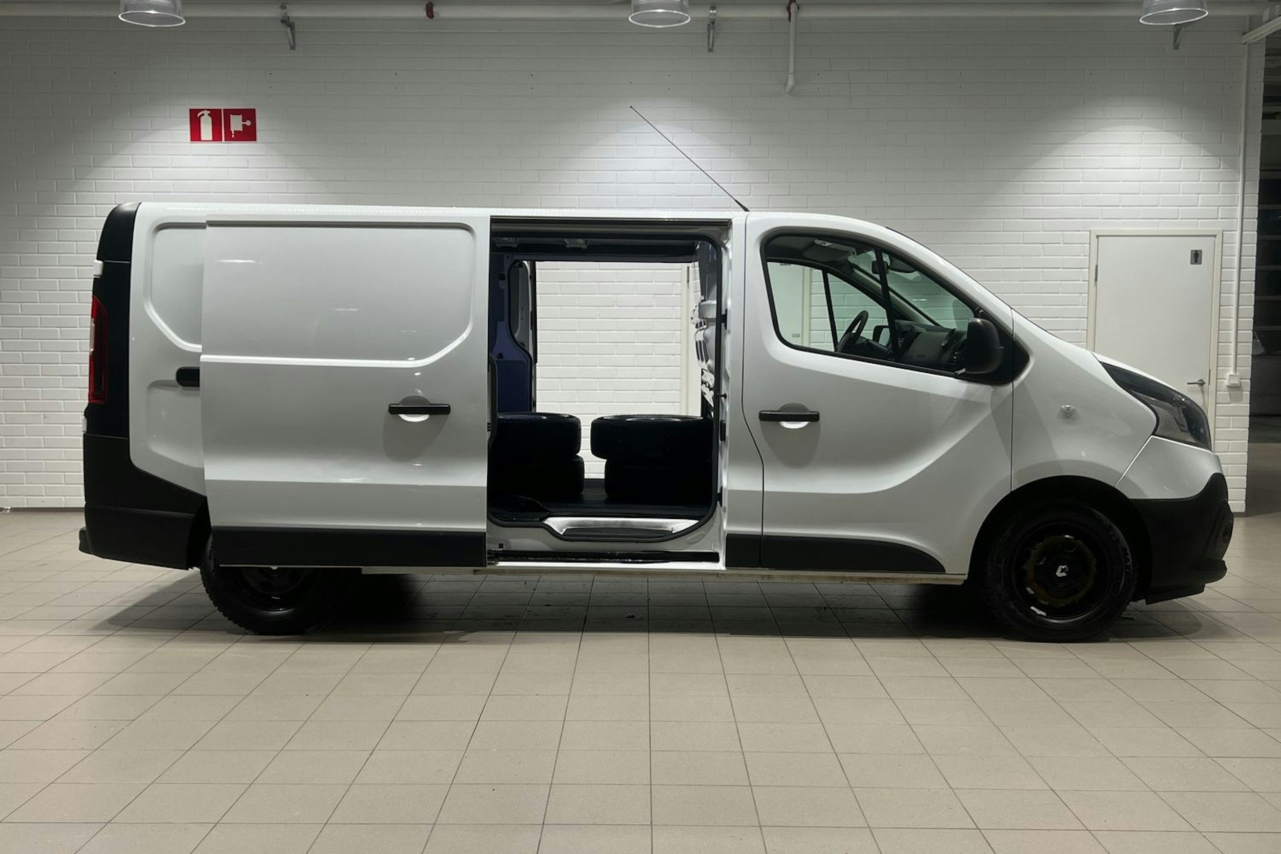 Valkoinen Renault Trafic 2018 kuva 16.