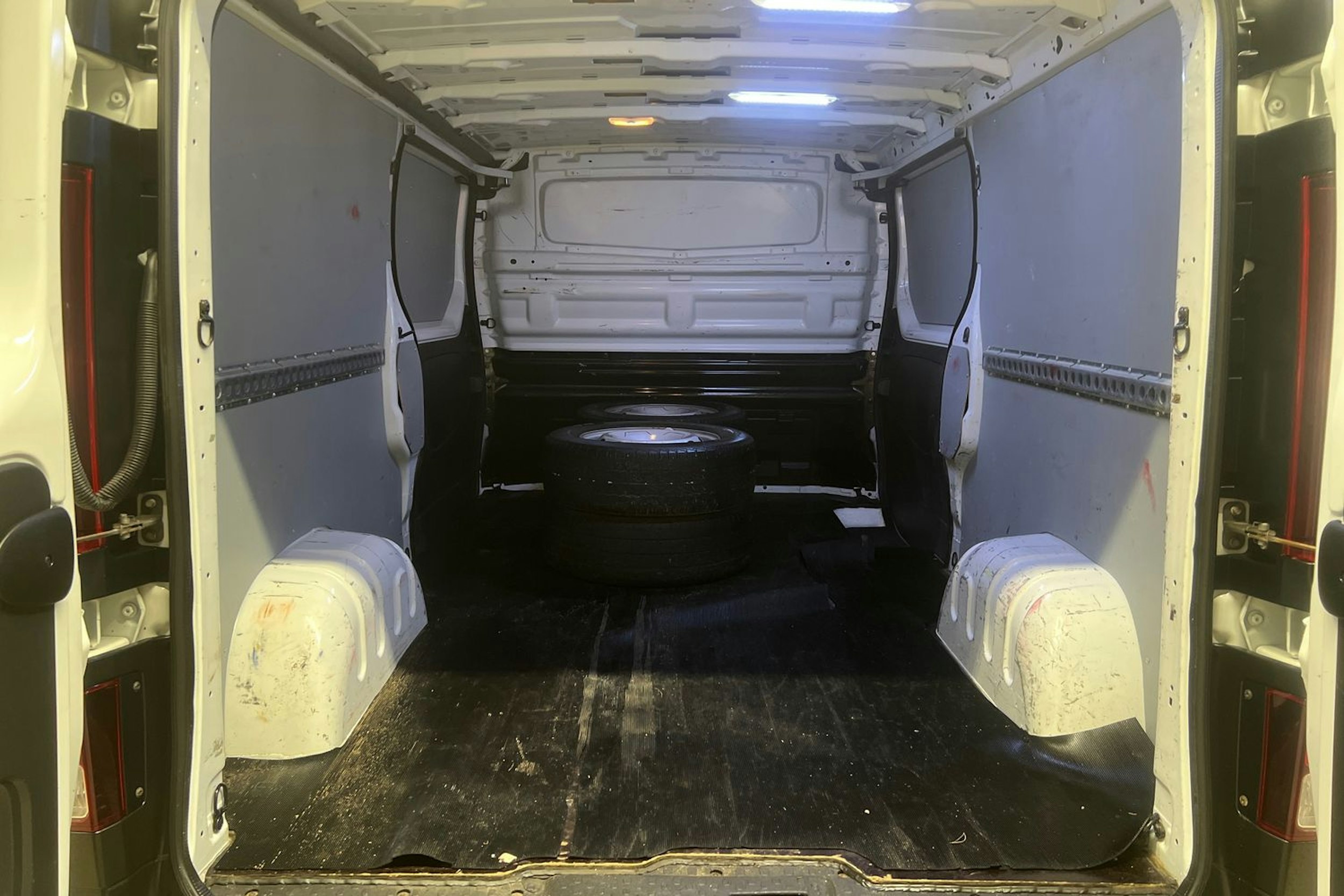 Valkoinen Renault Trafic 2018 kuva 17.