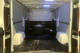 Valkoinen Renault Trafic 2018 kuva 17.