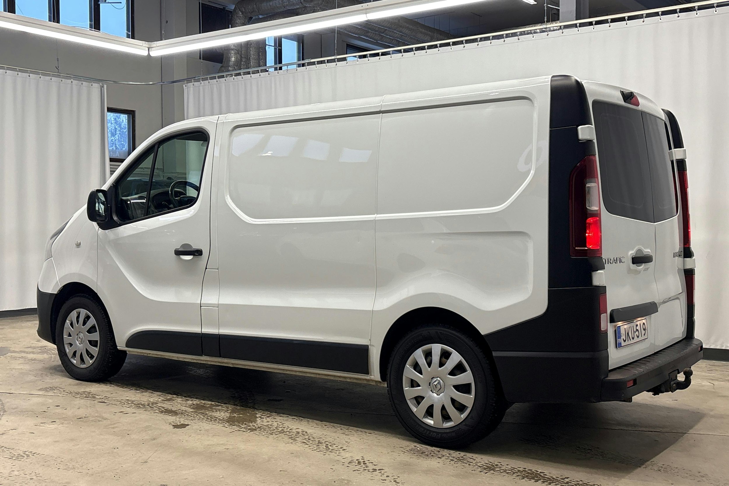 valkoinen Renault Trafic 2018 kuva 9.