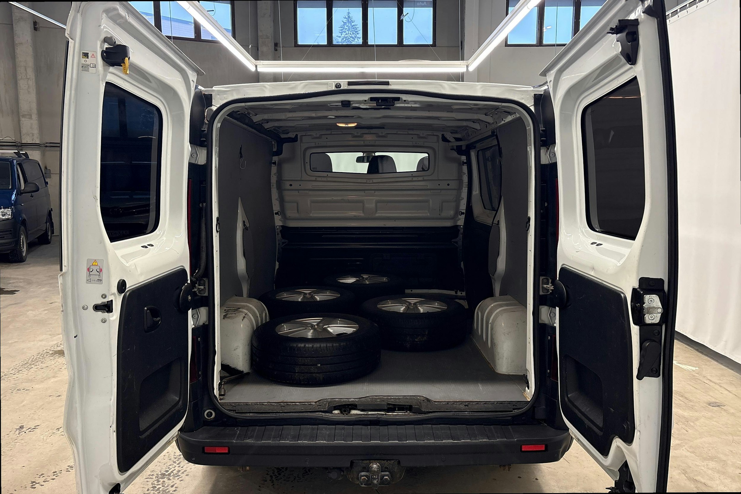 valkoinen Renault Trafic 2018 kuva 11.