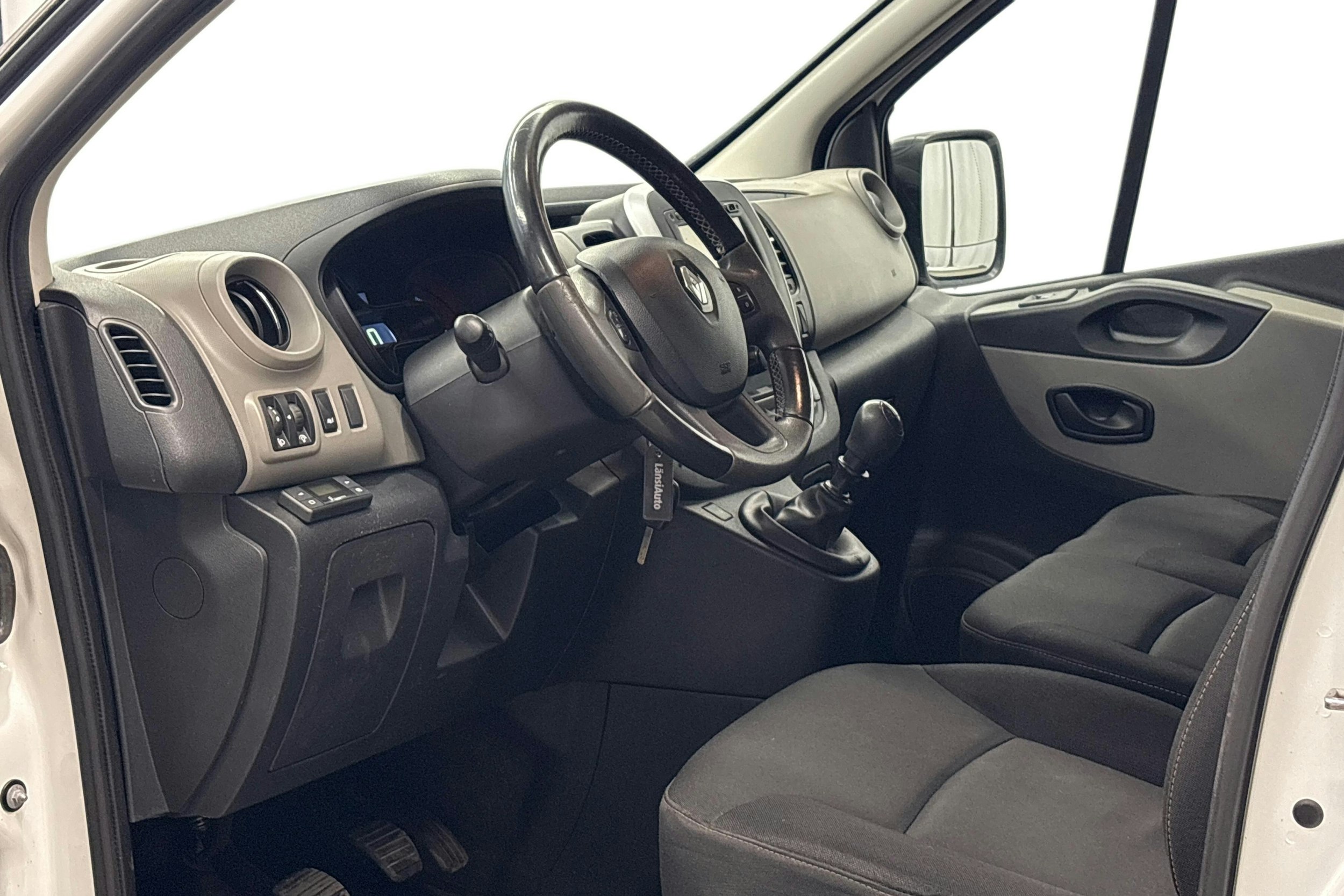 valkoinen Renault Trafic 2018 kuva 12.