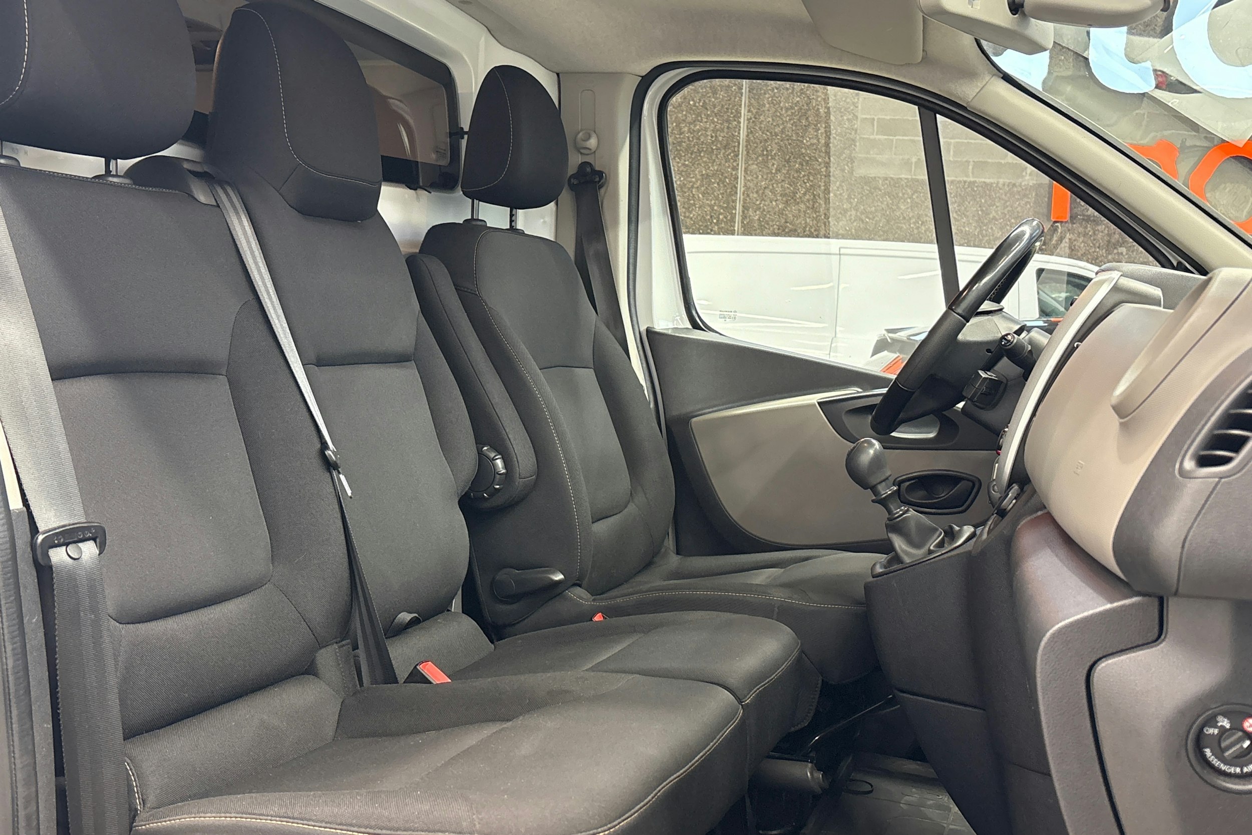 valkoinen Renault Trafic 2018 kuva 13.