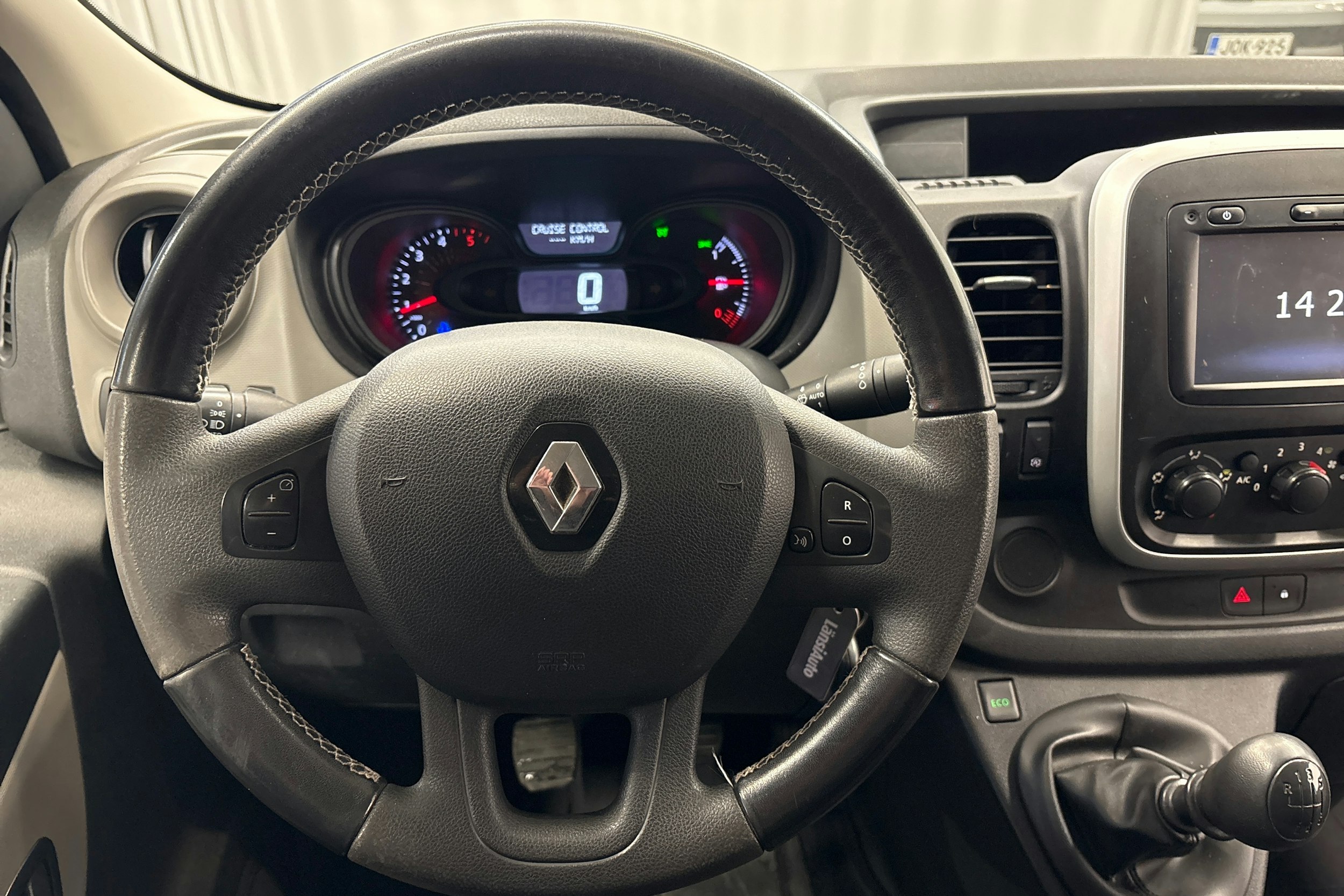 valkoinen Renault Trafic 2018 kuva 15.
