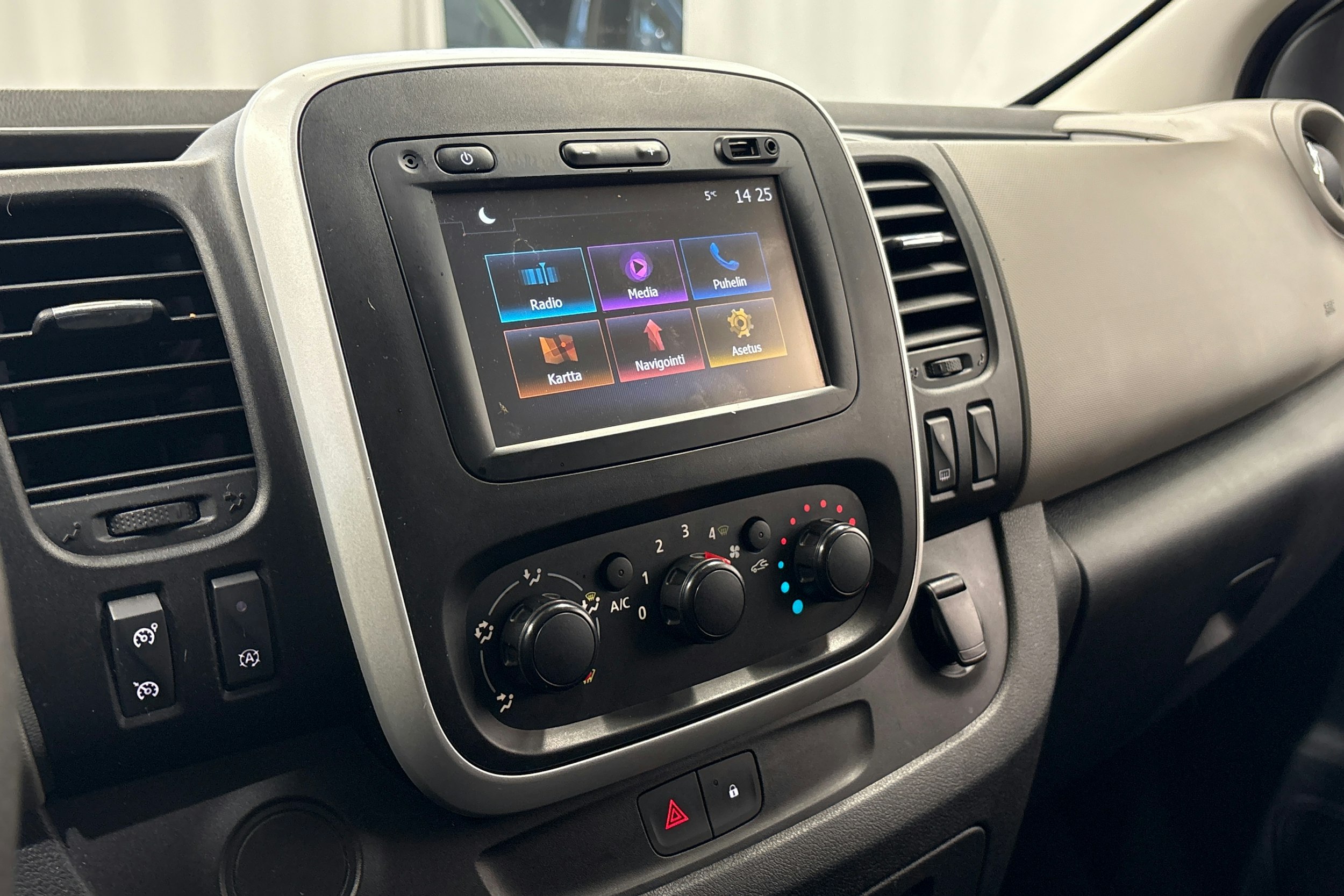 valkoinen Renault Trafic 2018 kuva 16.