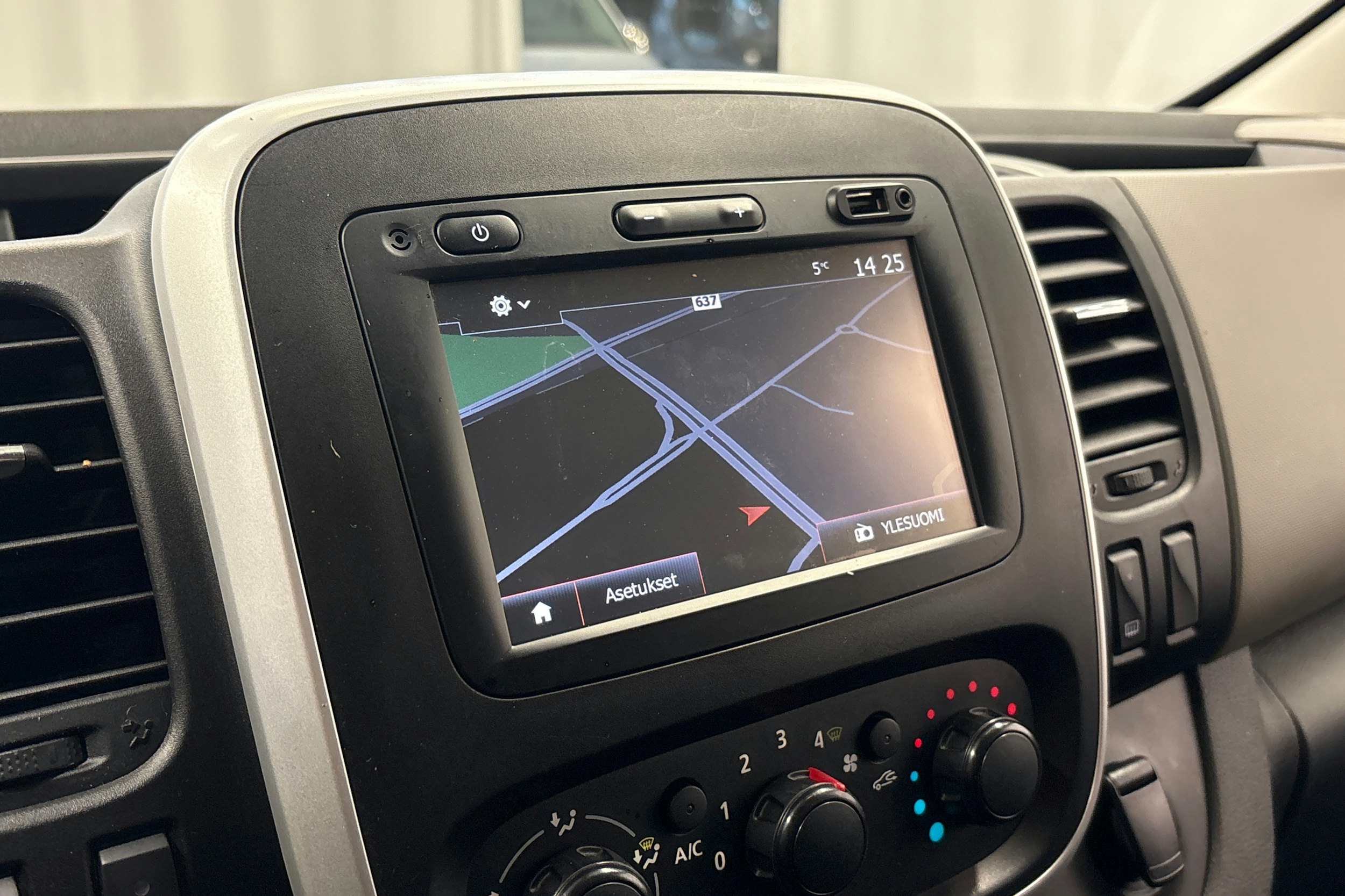 valkoinen Renault Trafic 2018 kuva 17.