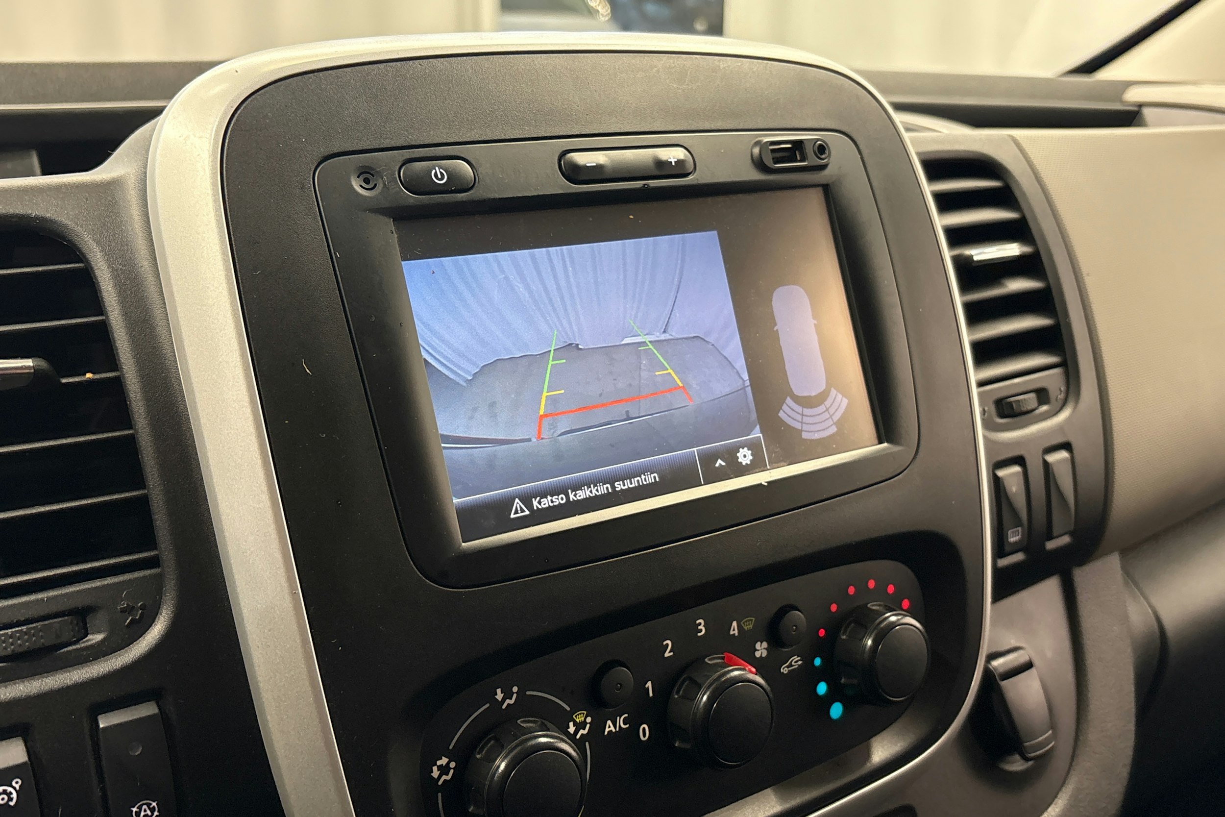 valkoinen Renault Trafic 2018 kuva 18.