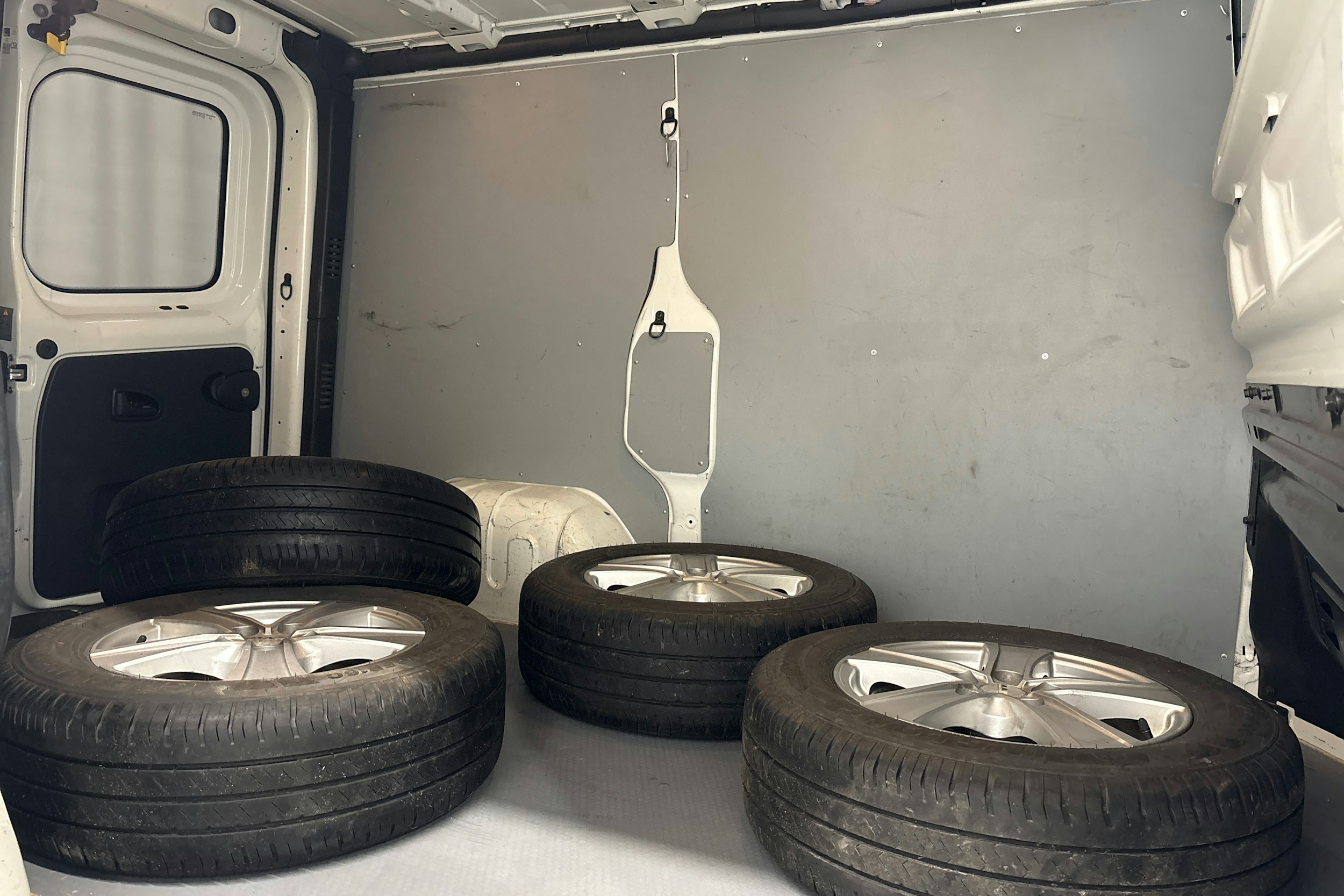 valkoinen Renault Trafic 2018 kuva 24.