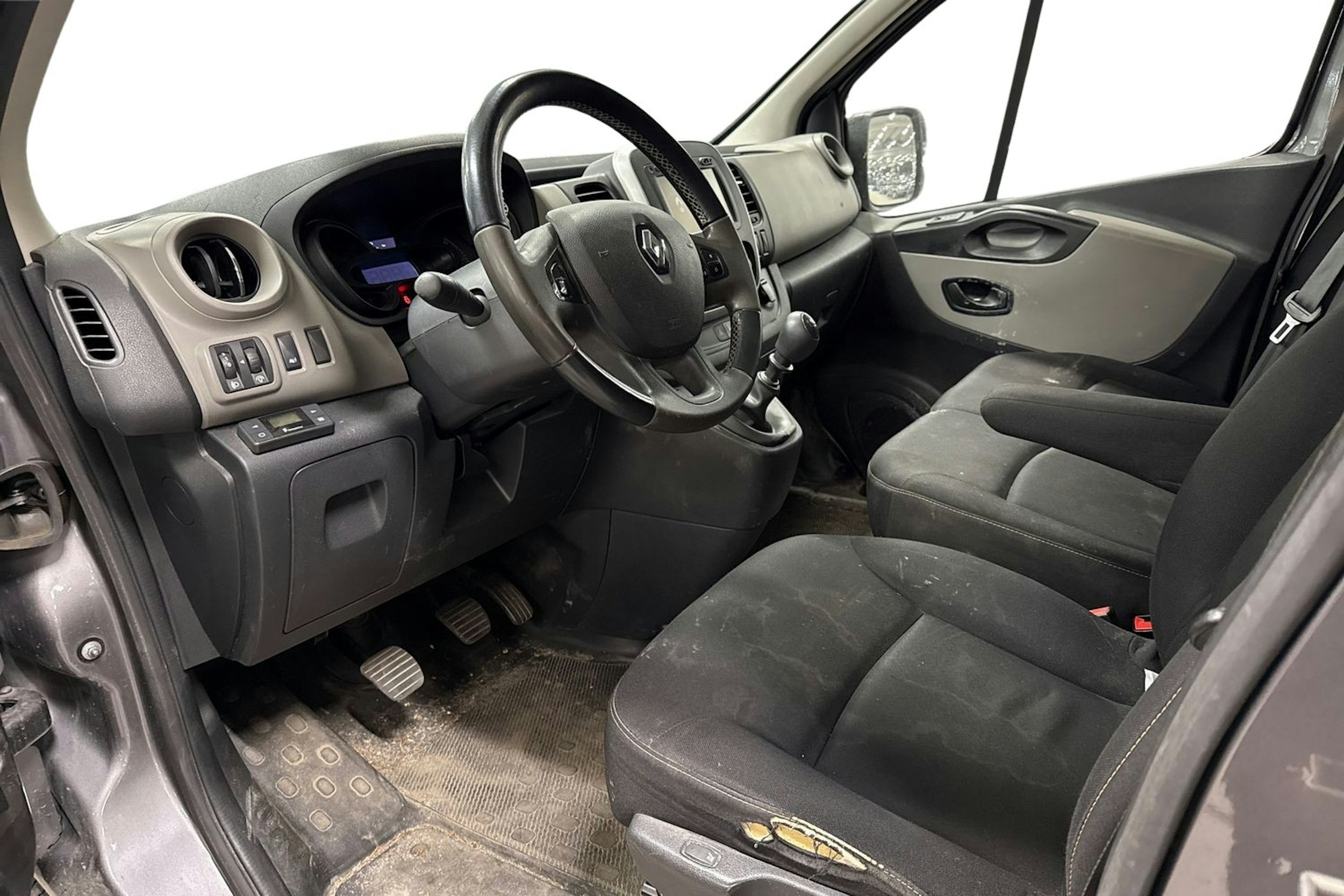 harmaa Renault Trafic 2018 kuva 3.