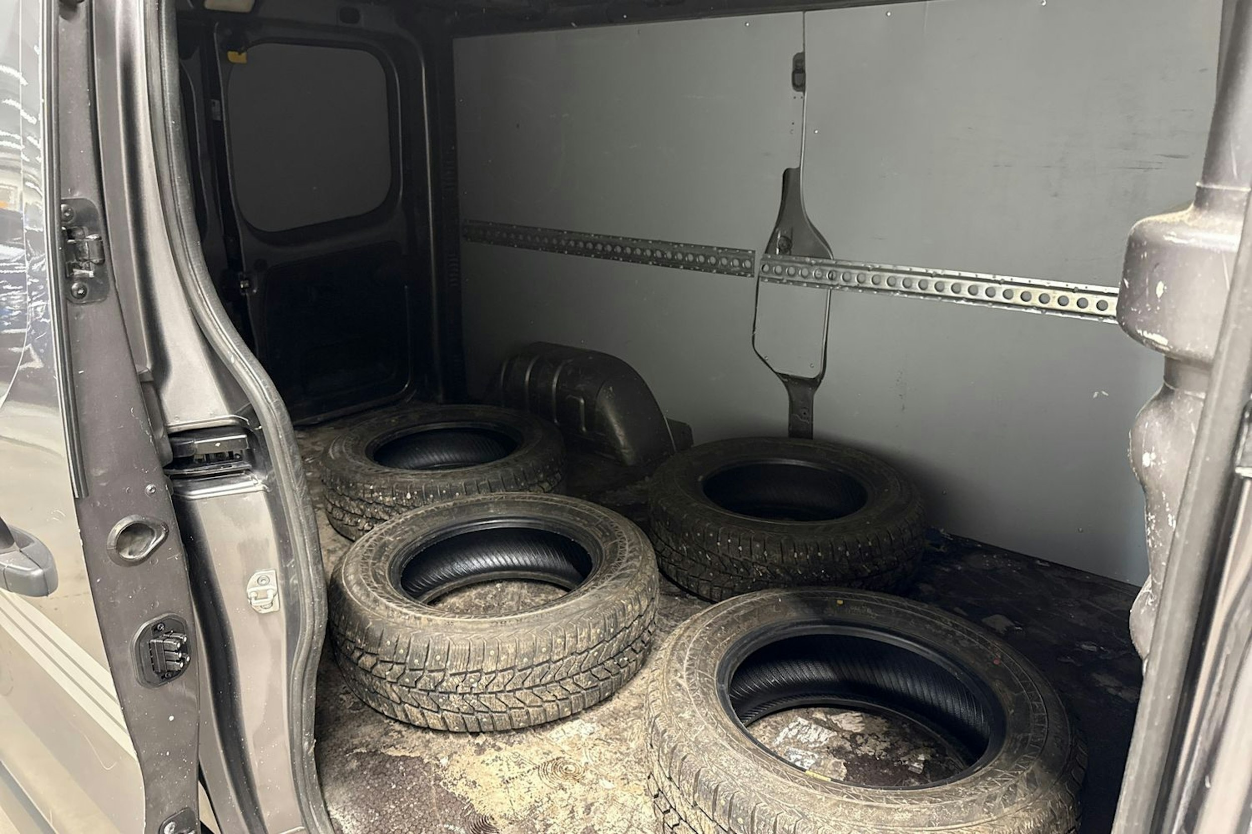 harmaa Renault Trafic 2018 kuva 13.