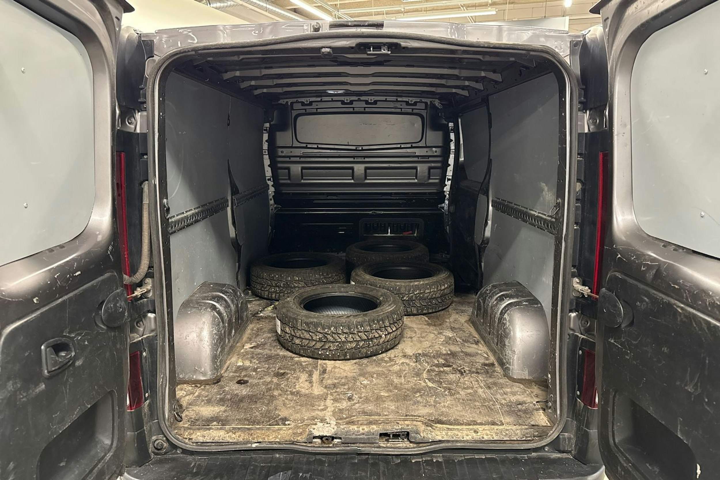 harmaa Renault Trafic 2018 kuva 14.