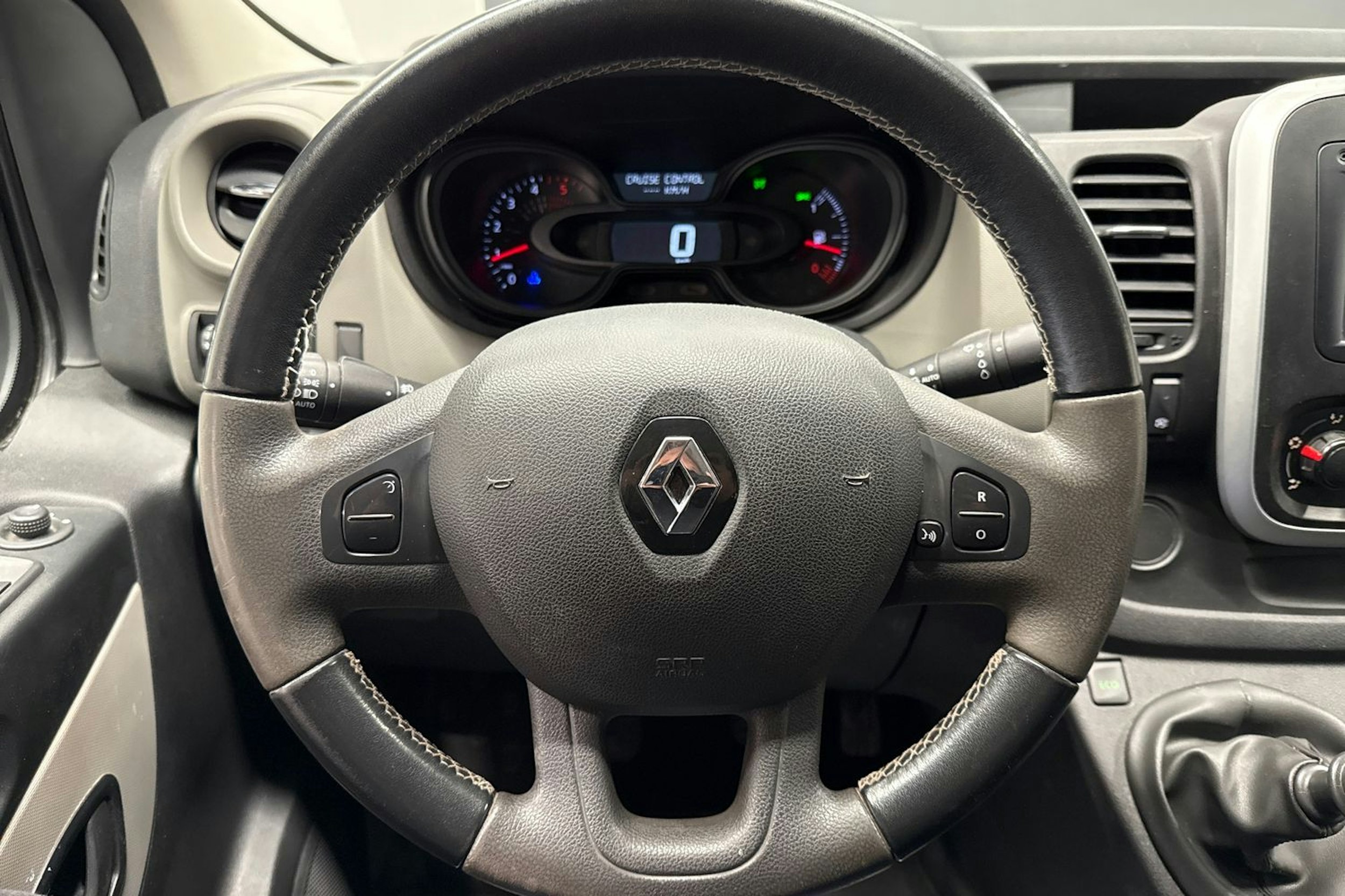 harmaa Renault Trafic 2018 kuva 18.