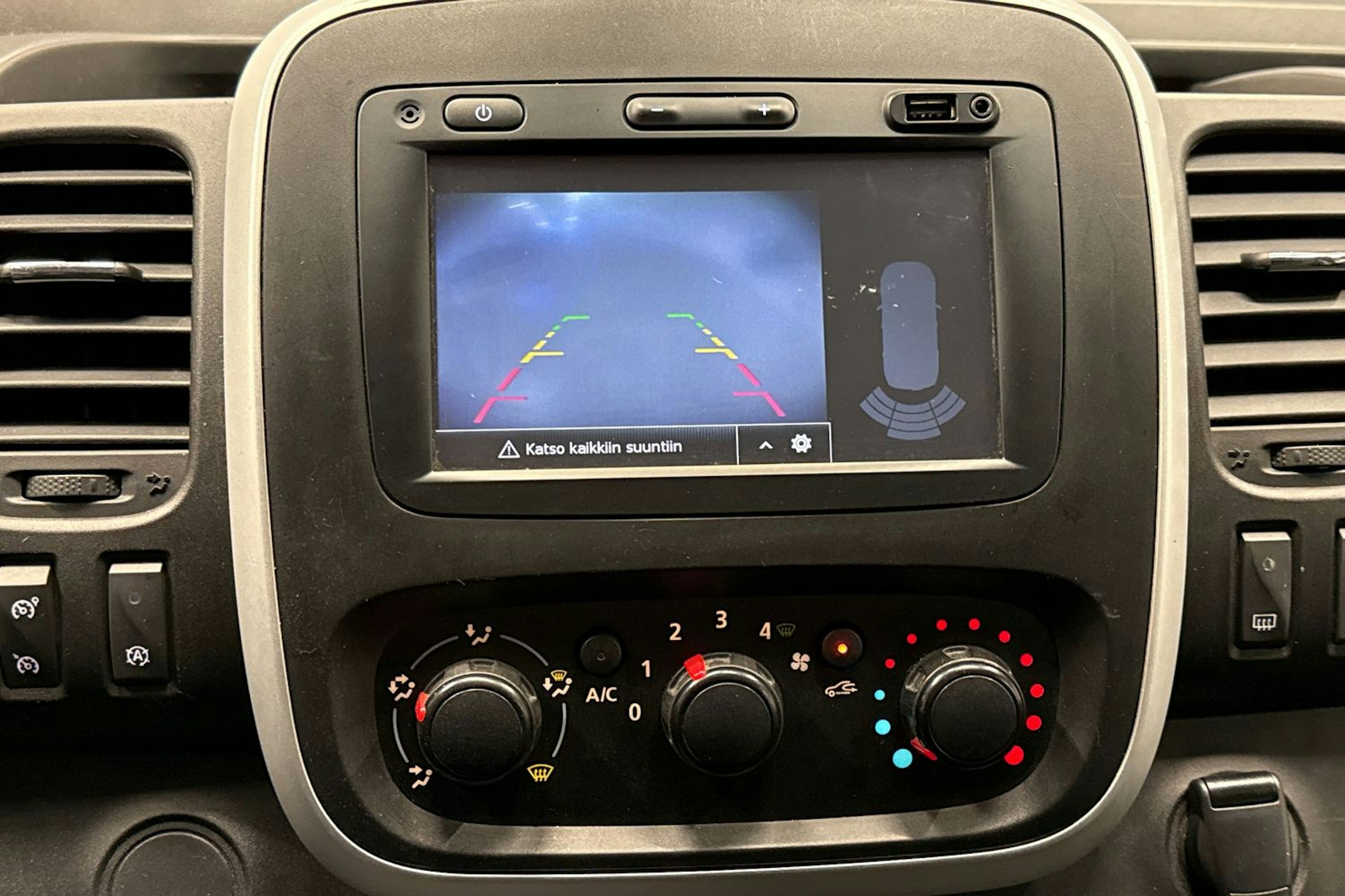 harmaa Renault Trafic 2018 kuva 20.
