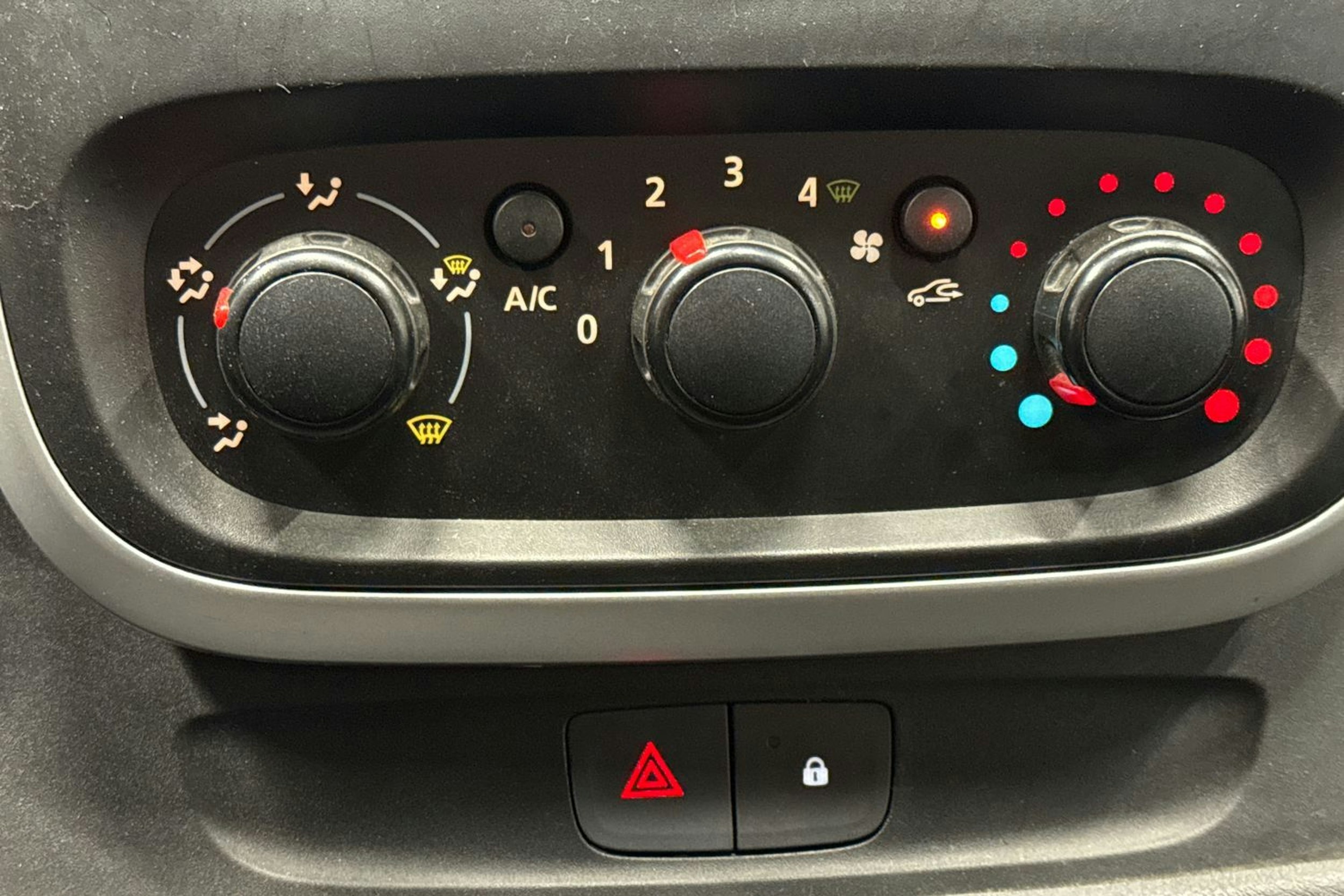 harmaa Renault Trafic 2018 kuva 21.