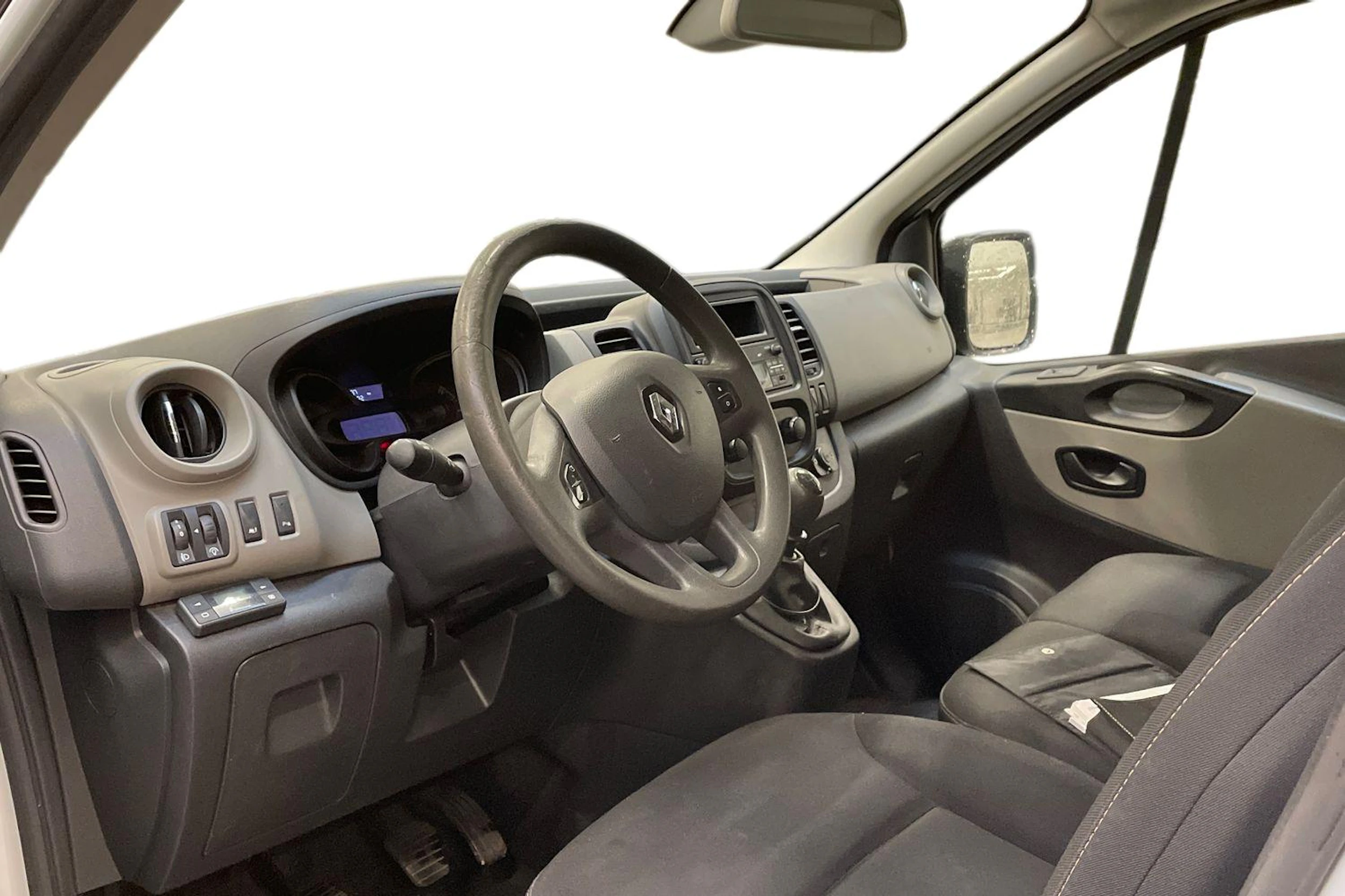 valkoinen Renault Trafic 2018 kuva 3.