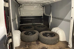 valkoinen Renault Trafic 2018 kuva 4.