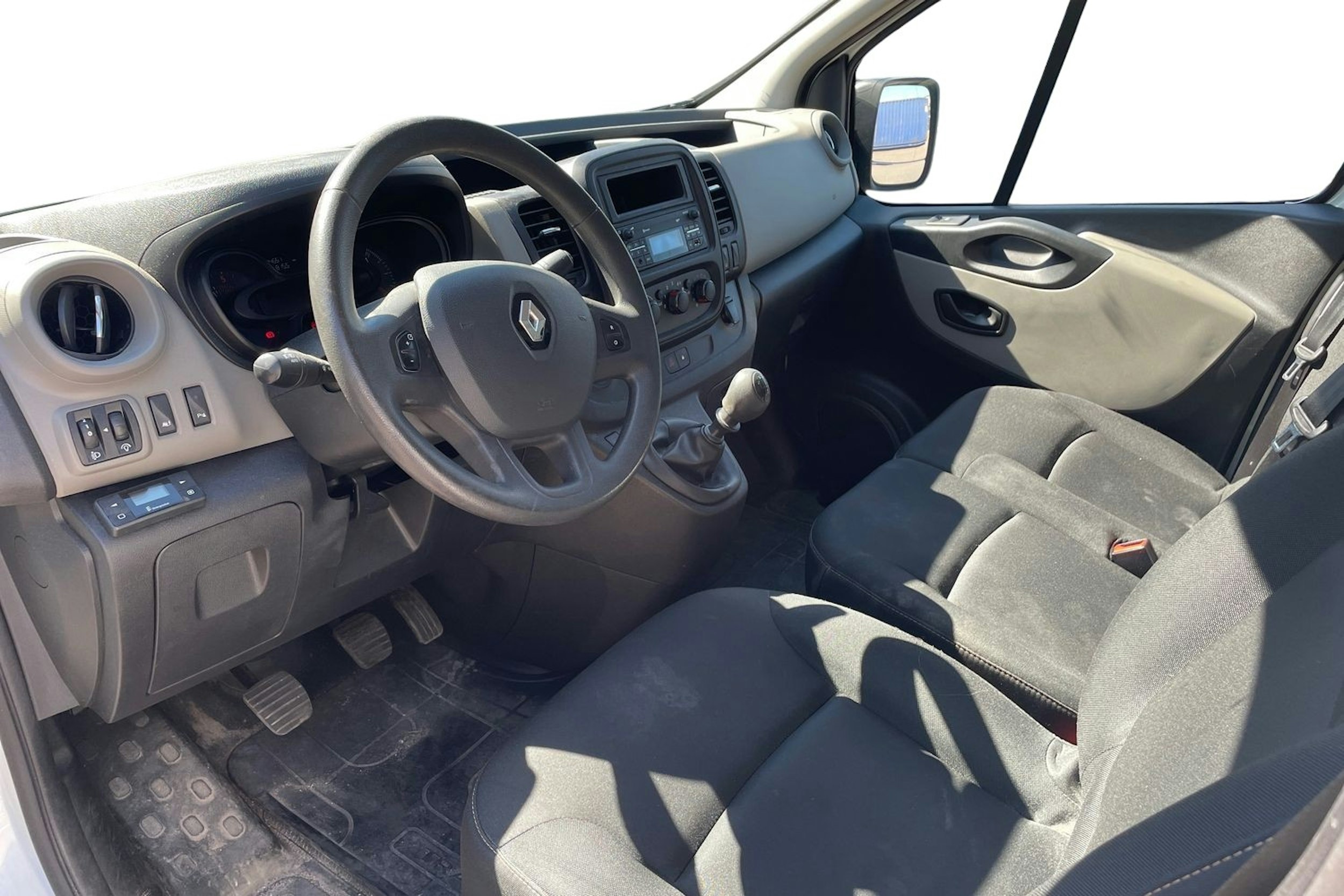 valkoinen Renault Trafic 2018 kuva 3.