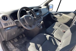 valkoinen Renault Trafic 2018 kuva 3.
