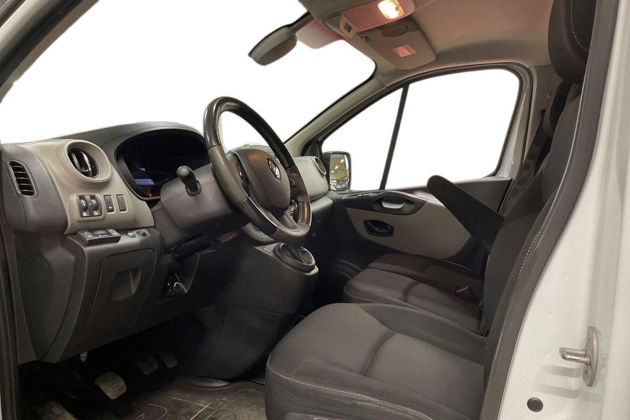 valkoinen Renault Trafic 2018 kuva 3.