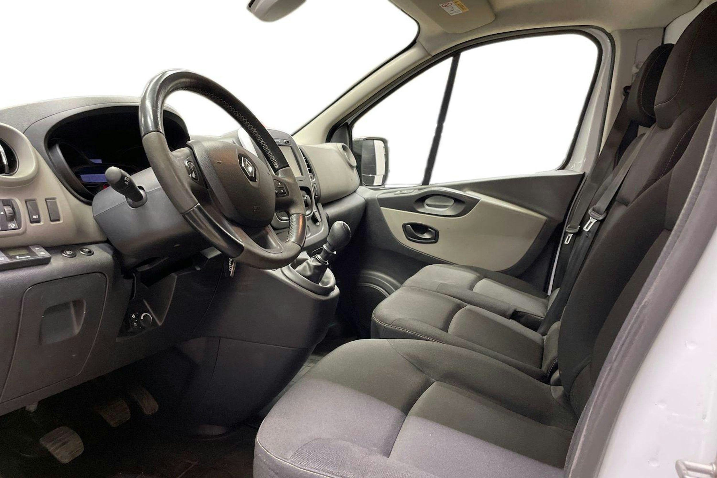 valkoinen Renault Trafic 2018 kuva 8.