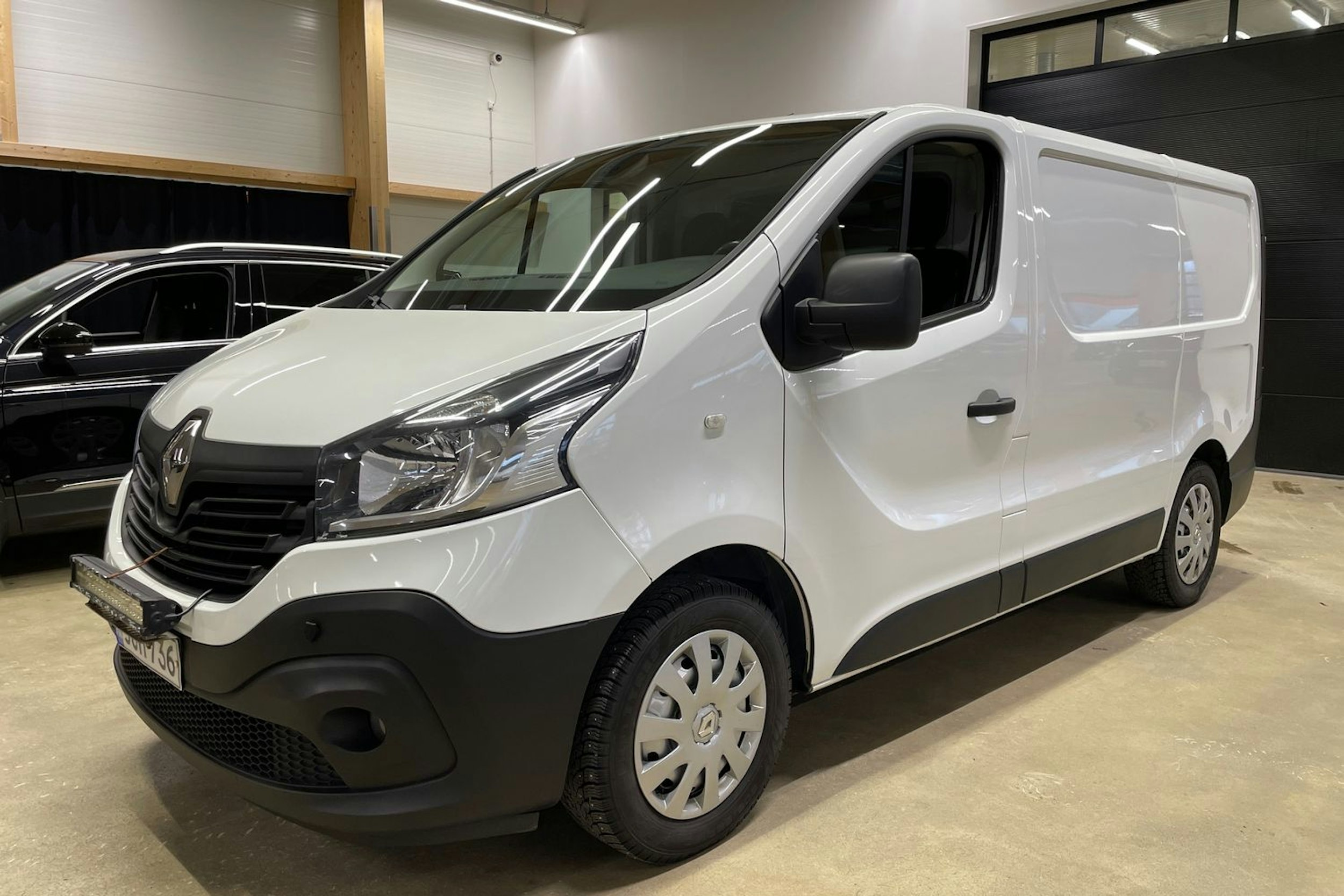 valkoinen Renault Trafic 2018 kuva 13.