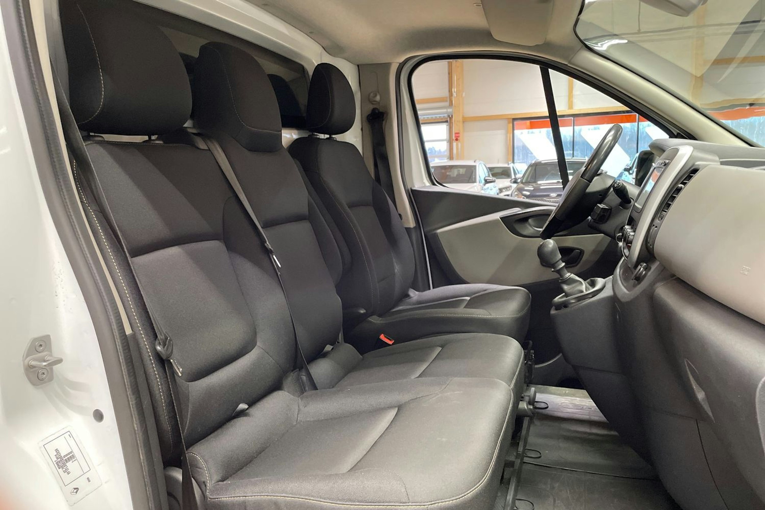 valkoinen Renault Trafic 2018 kuva 17.