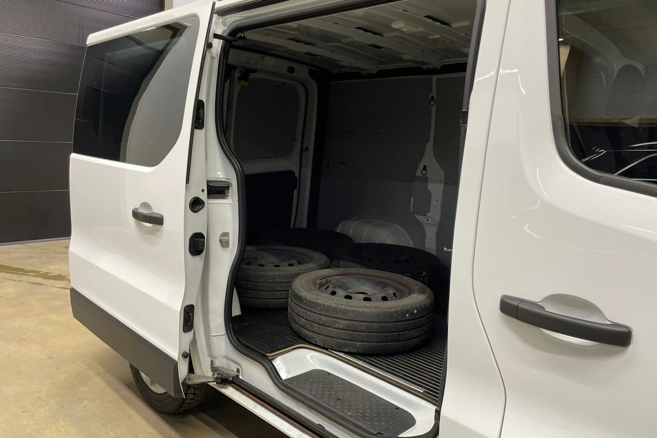 valkoinen Renault Trafic 2018 kuva 18.