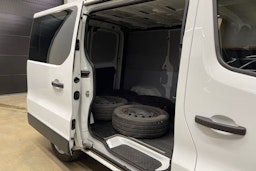 valkoinen Renault Trafic 2018 kuva 18.