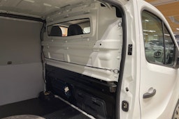 valkoinen Renault Trafic 2018 kuva 19.