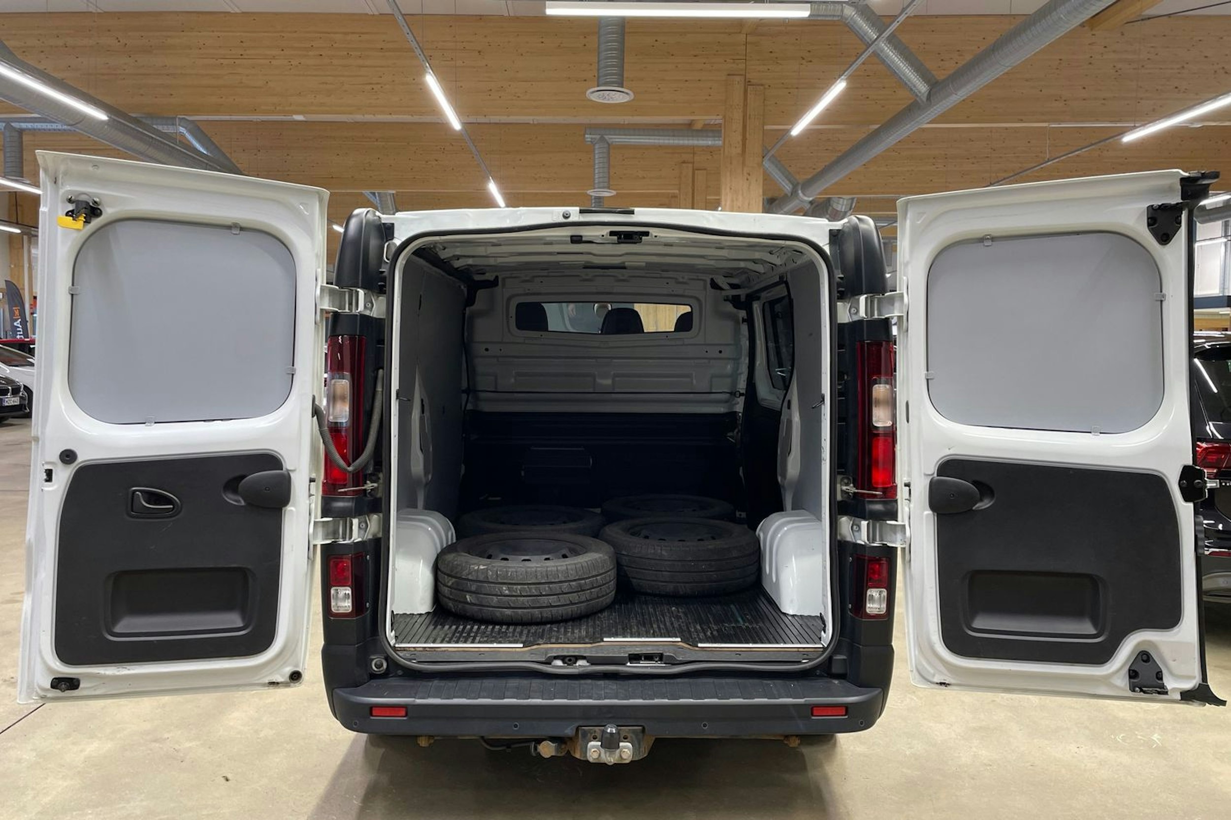 valkoinen Renault Trafic 2018 kuva 22.